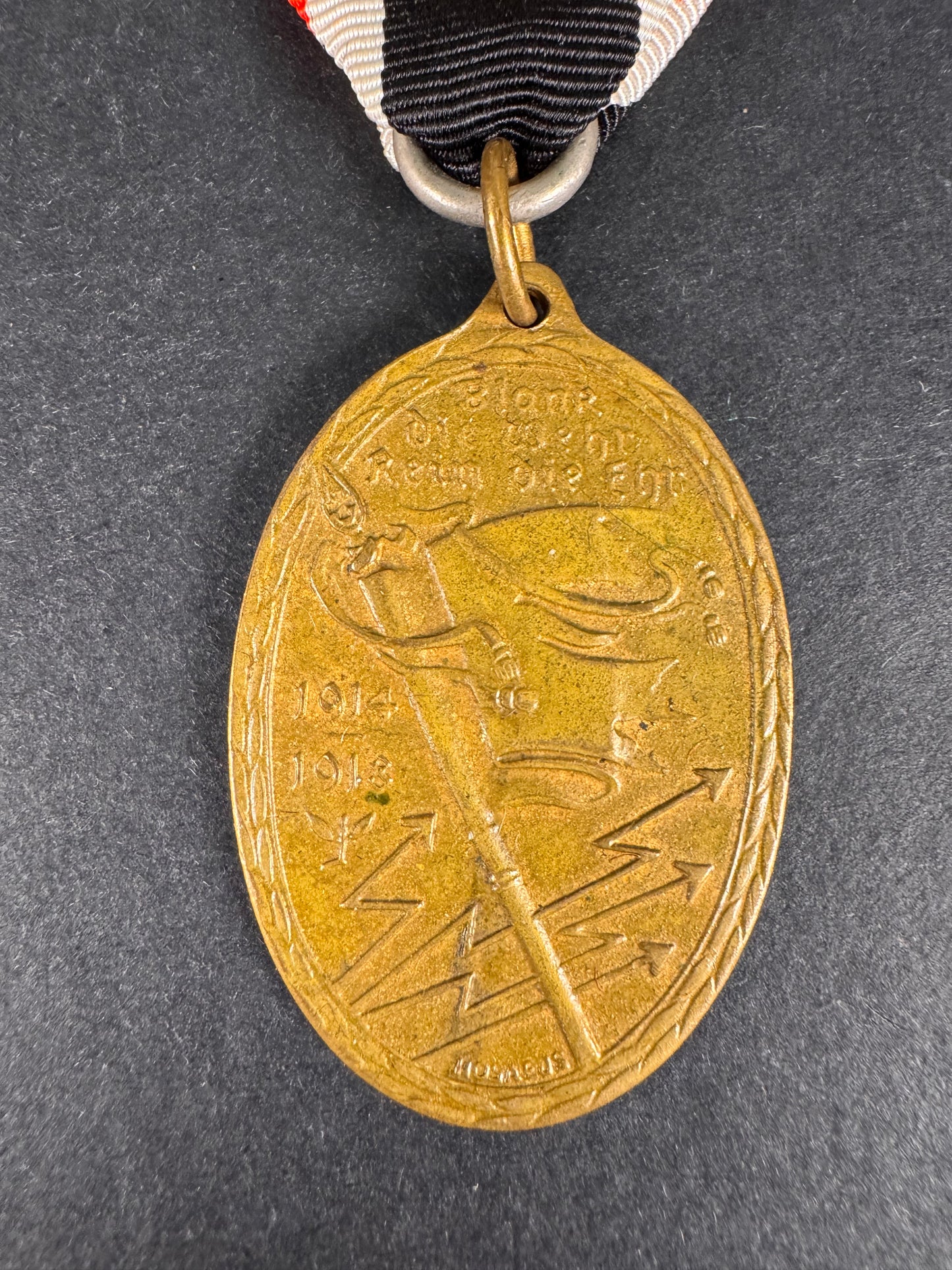 Photo 2 of WW1 German Army Veteran 1914-1918 Kyffhauser Medal with Swords - collectible militaria item