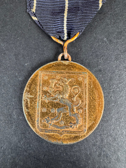 Photo 2 of WW2 Finnish Continuation War Commemorative Medal ISANMAA 1941 1945 - collectible militaria item