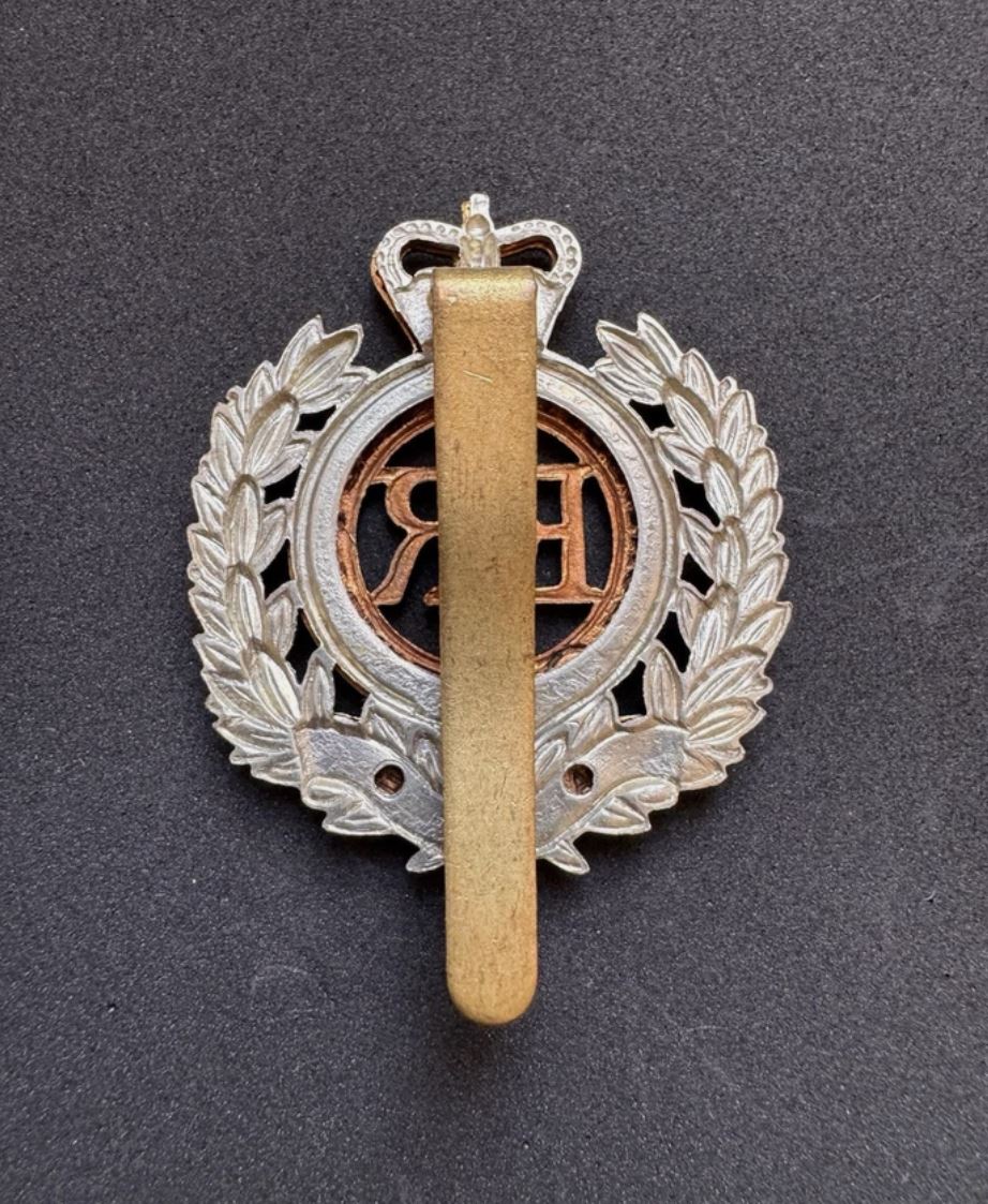 Photo 2 of After WW2 British Army Royal Engineers Warrant Officer's Cap Badge - collectible militaria item
