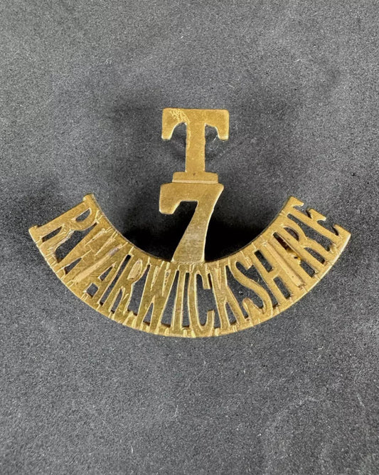 Photo 1 of WW1 British Army T7 WARWICKSHIRE Shoulder Title - collectible militaria item