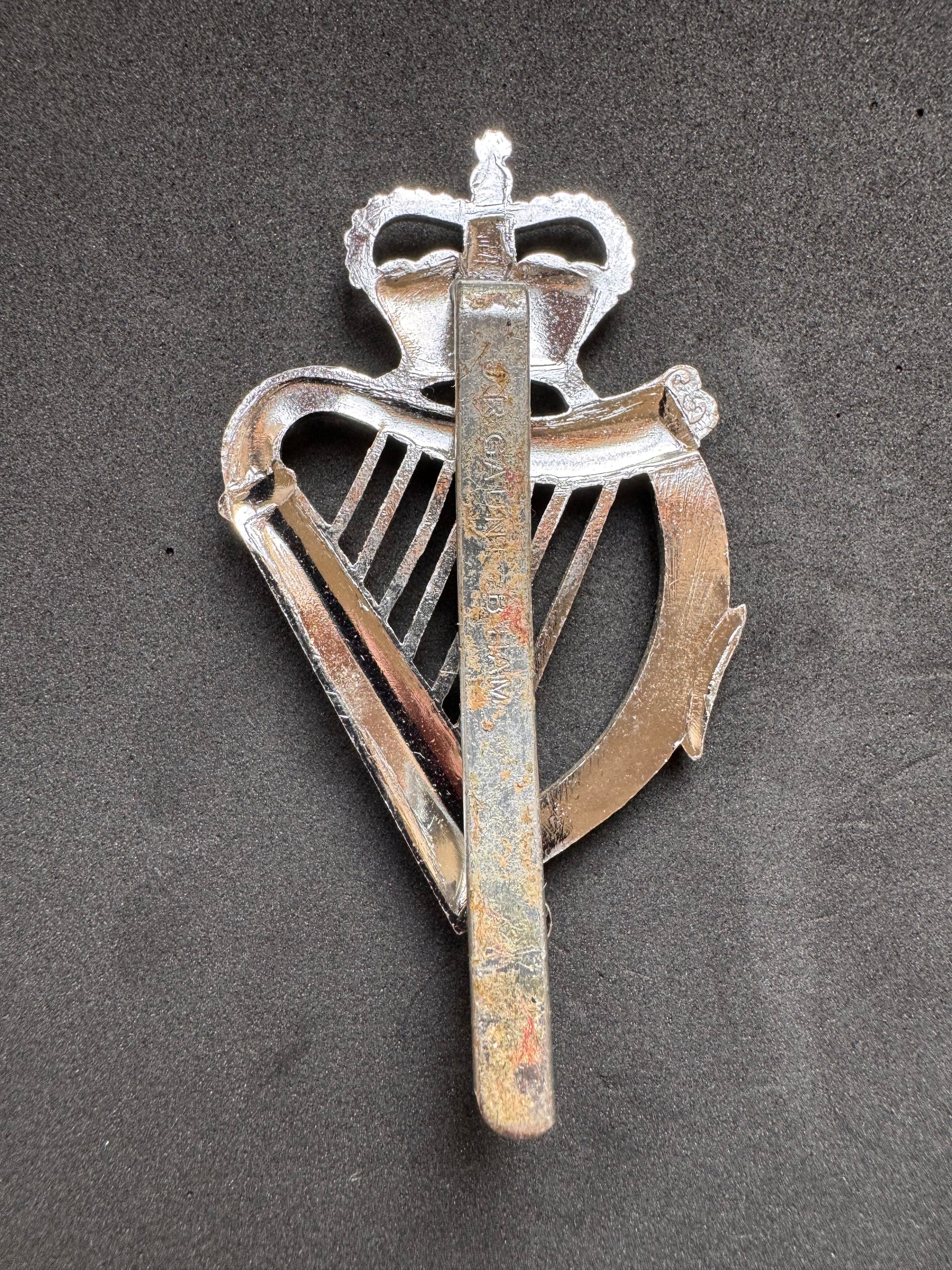 Photo 2 of After WW2 British Army London Irish Piper's Caubeen Cap Badge - collectible militaria item