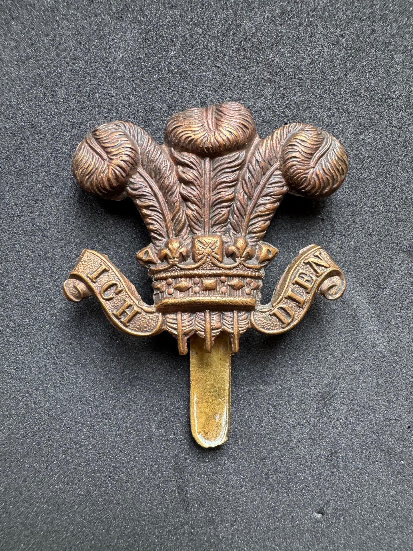 Photo 1 of WW1 British Army Denbigh Hussars Yeomanry War Economy Cap Badge - collectible militaria item