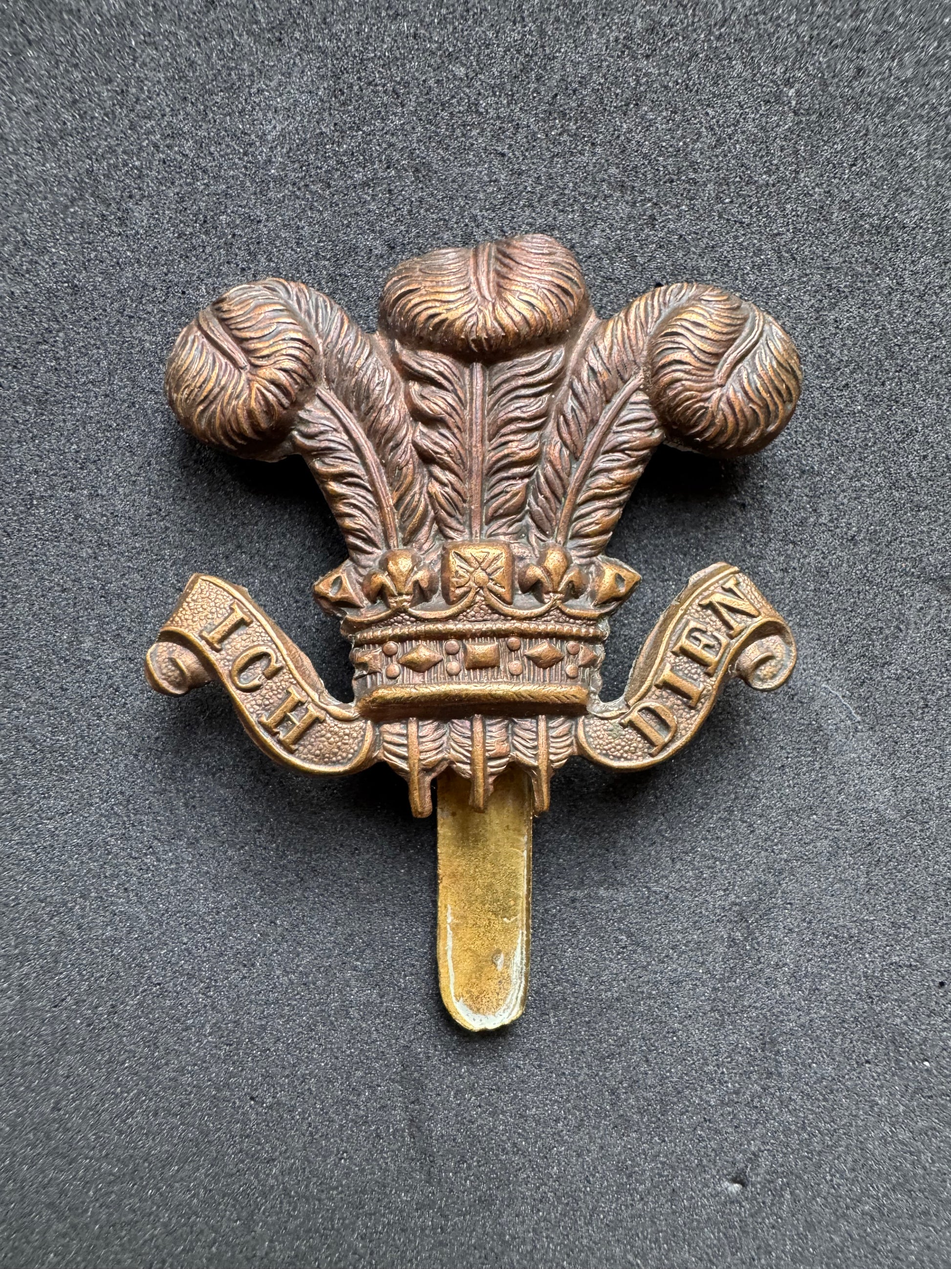 Photo 1 of WW1 British Army Denbigh Hussars Yeomanry War Economy Cap Badge - collectible militaria item