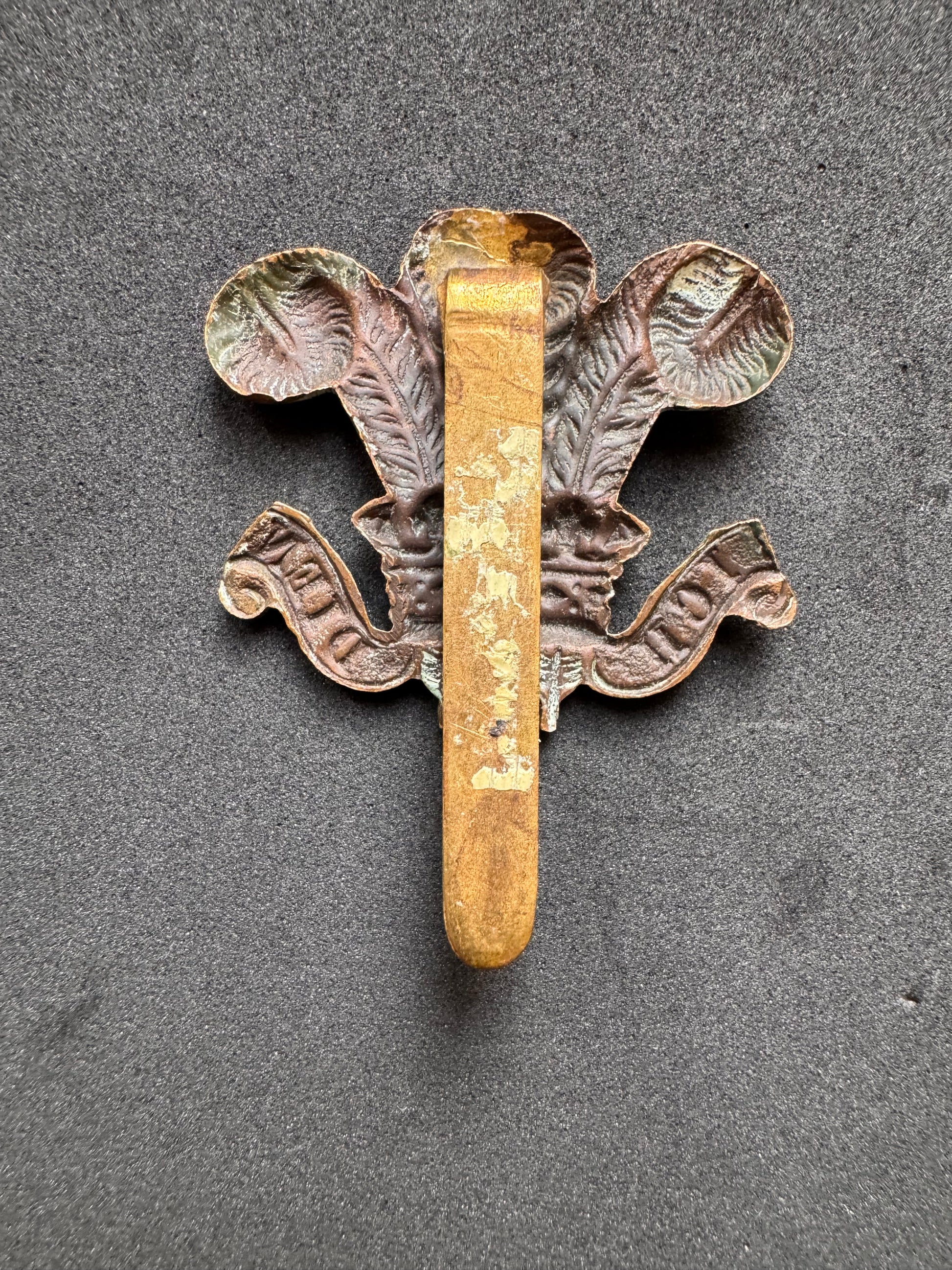 Photo 2 of WW1 British Army Denbigh Hussars Yeomanry War Economy Cap Badge - collectible militaria item