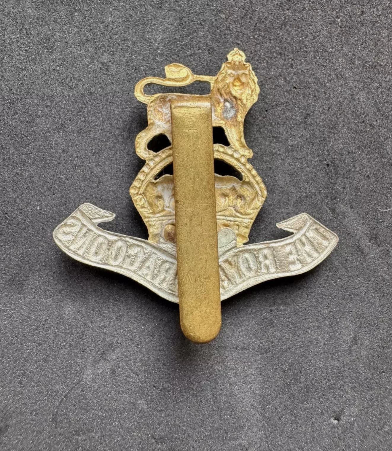Photo 2 of WW1 British Army 1st The Royal Dragoons Cap Badge - collectible militaria item