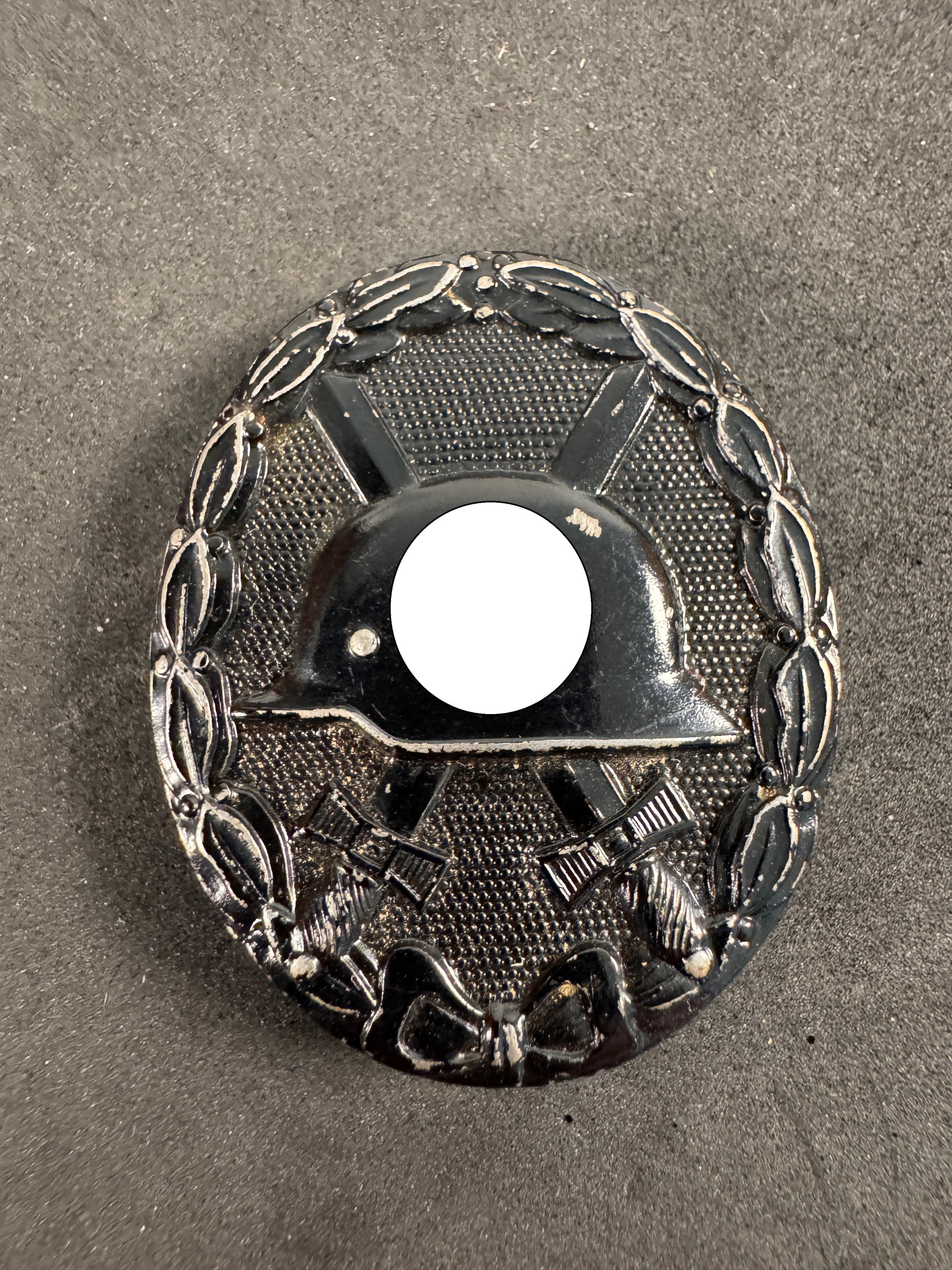 Photo 1 of WW2 German Black Wound Badge - Verwundetenabzeichen in Schwarz - collectible militaria item