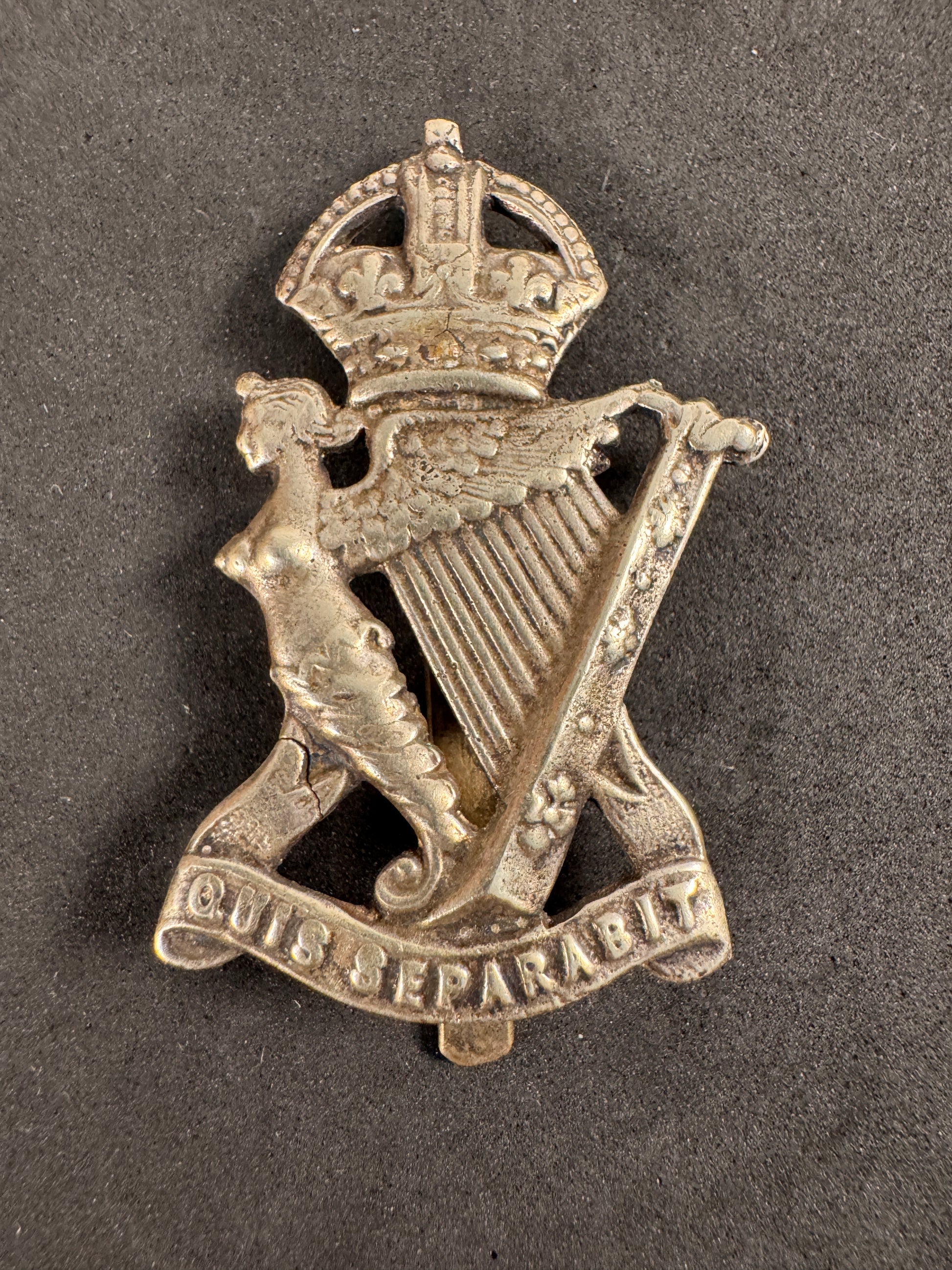 Photo 1 of WW2 British Army Royal Ulster Rifles Cap Badge - overseas pagri badge - collectible militaria item