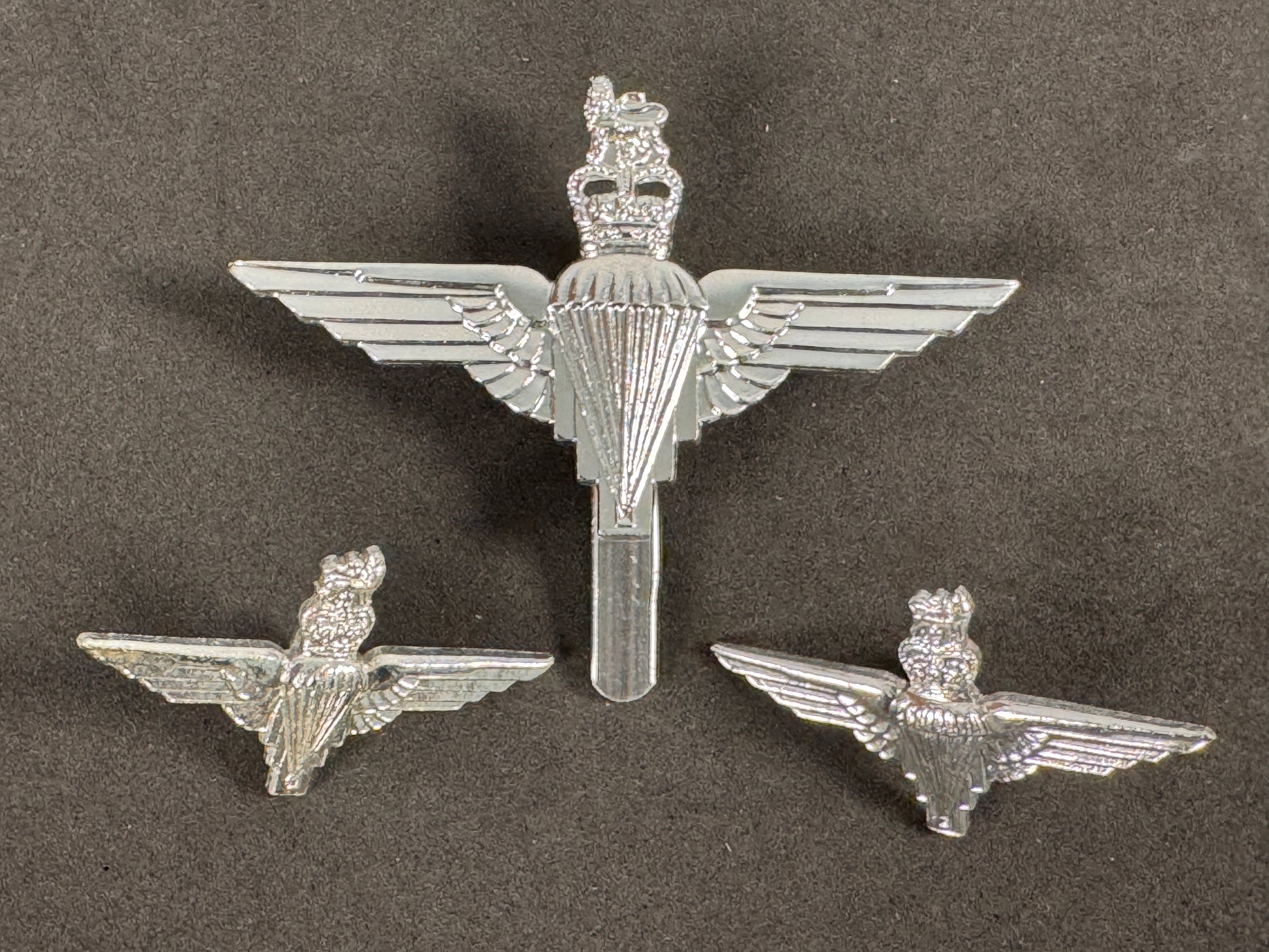 Photo 1 of British Army Parachute Regiment Cap & Collar Badge Set - collectible militaria item