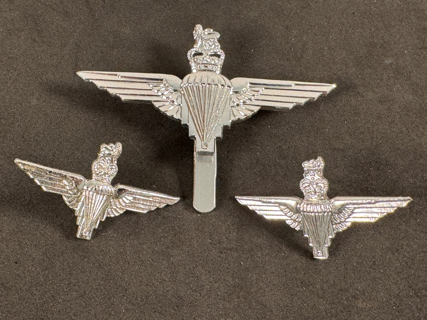 Photo 2 of British Army Parachute Regiment Cap & Collar Badge Set - collectible militaria item
