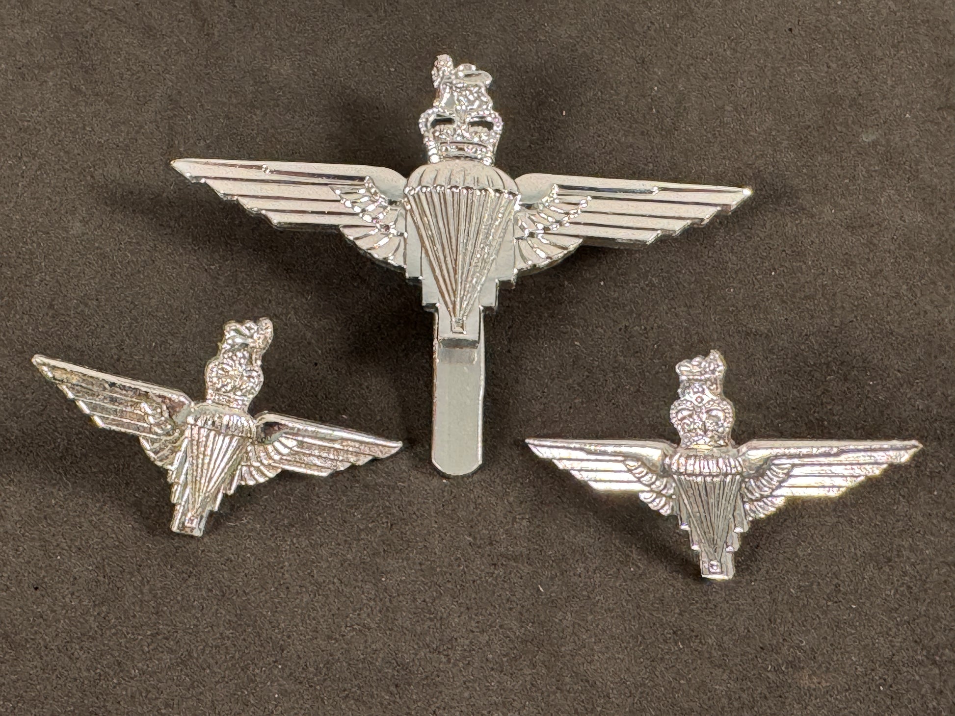 Photo 2 of British Army Parachute Regiment Cap & Collar Badge Set - collectible militaria item