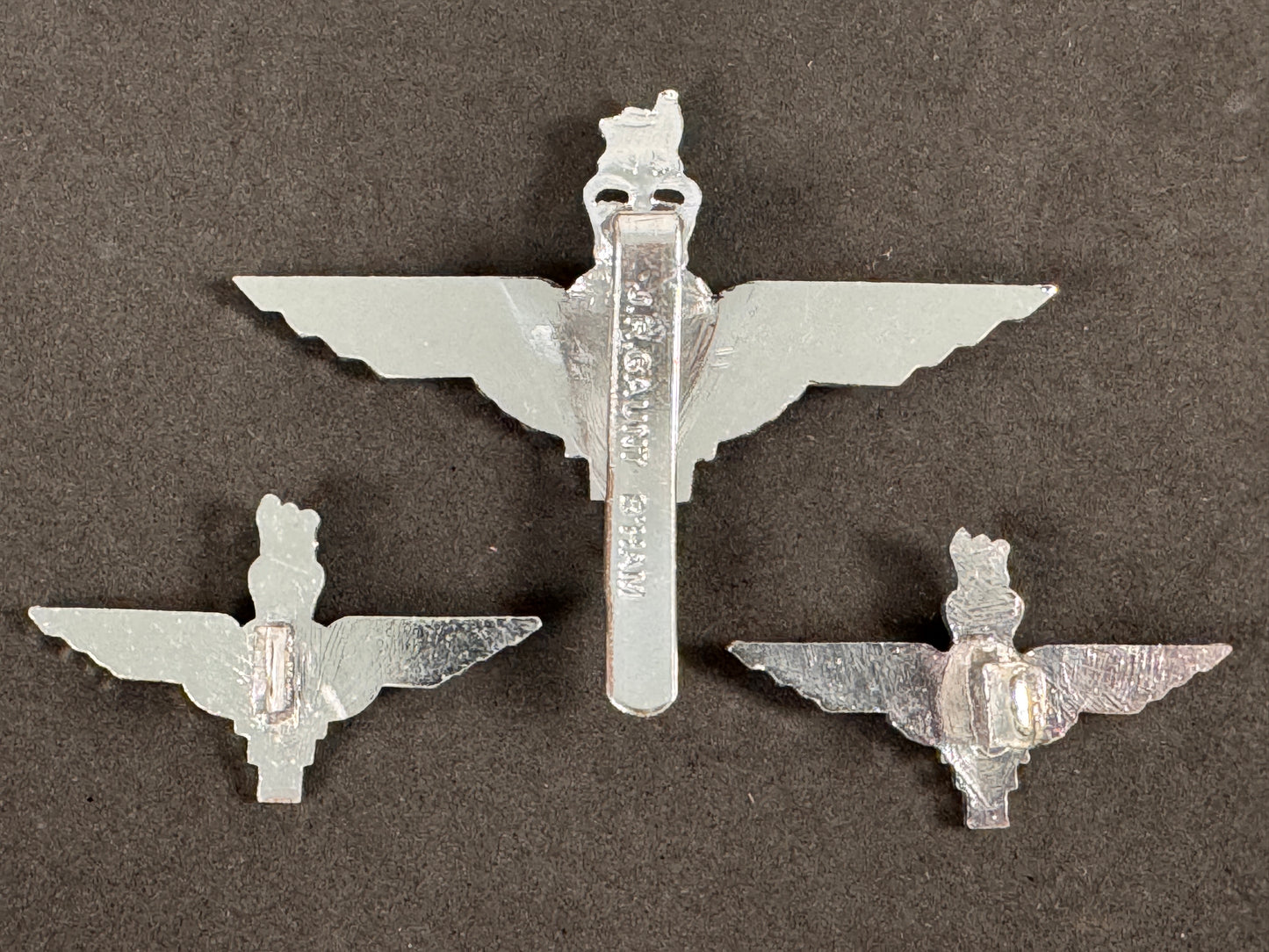 Photo 3 of British Army Parachute Regiment Cap & Collar Badge Set - collectible militaria item