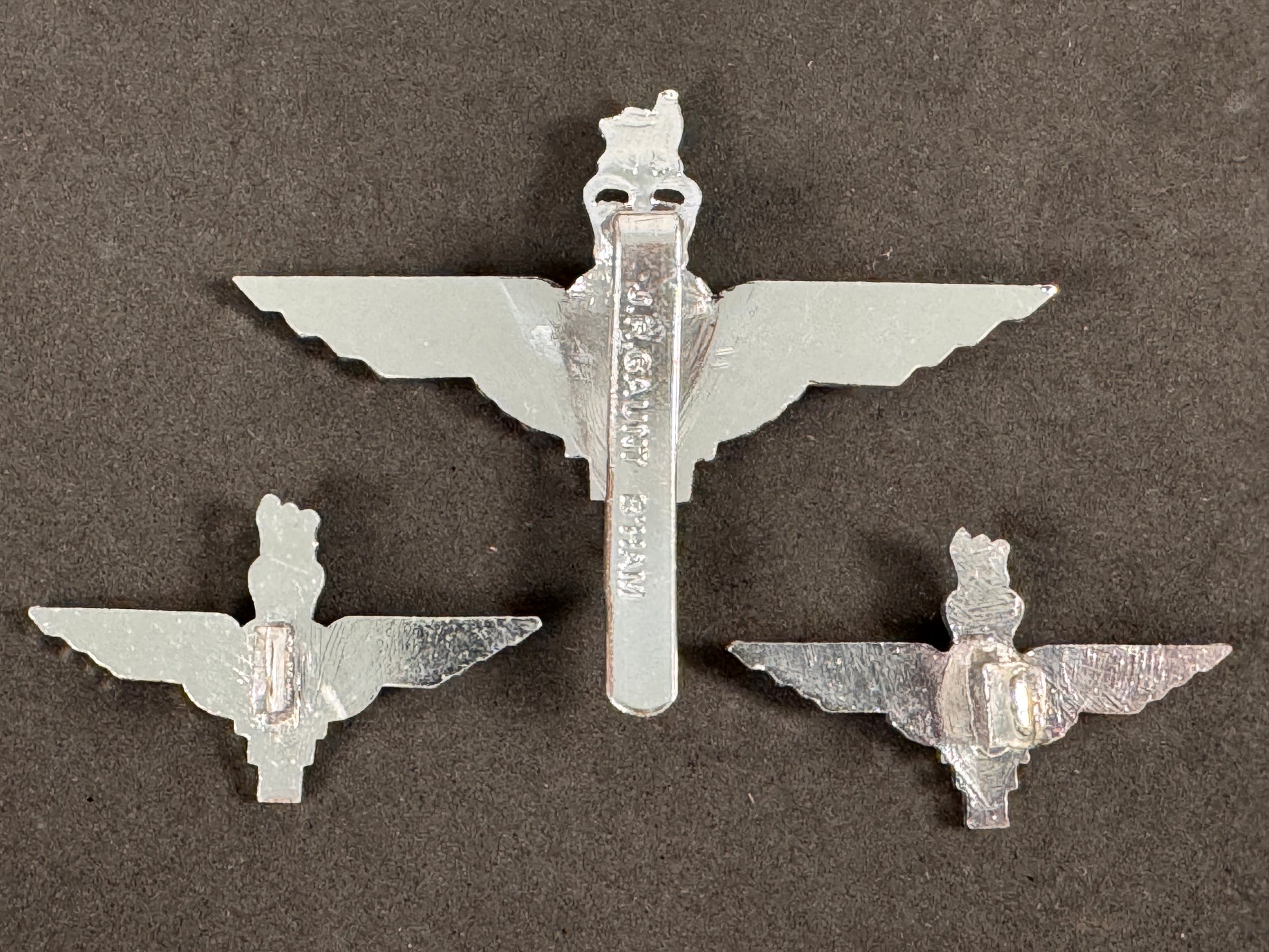 Photo 3 of British Army Parachute Regiment Cap & Collar Badge Set - collectible militaria item