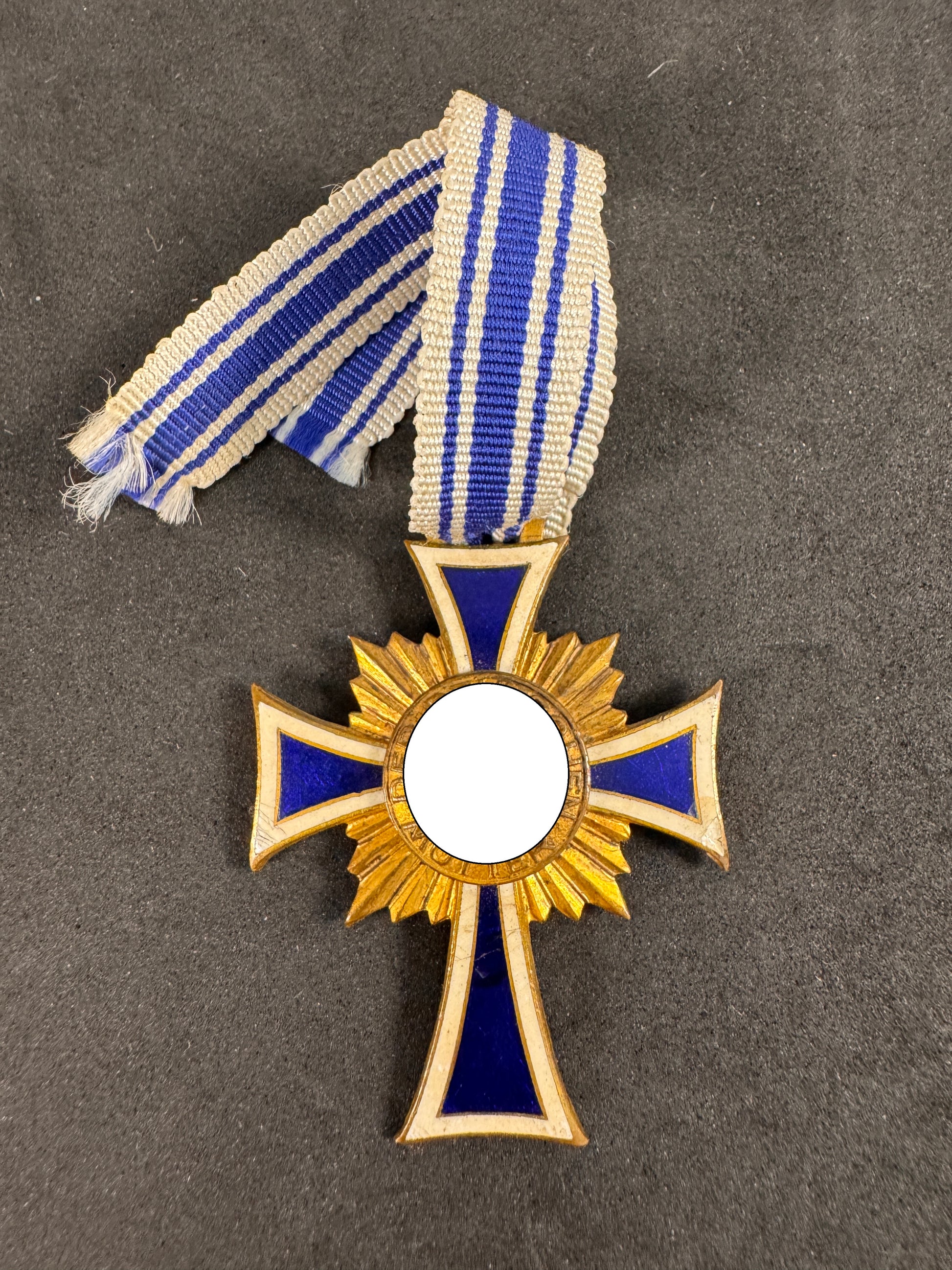 Photo 1 of WW2 German Mother's Cross in Gold - 1st Class Ehrenkreuz der Deutschen Mutter - collectible militaria item