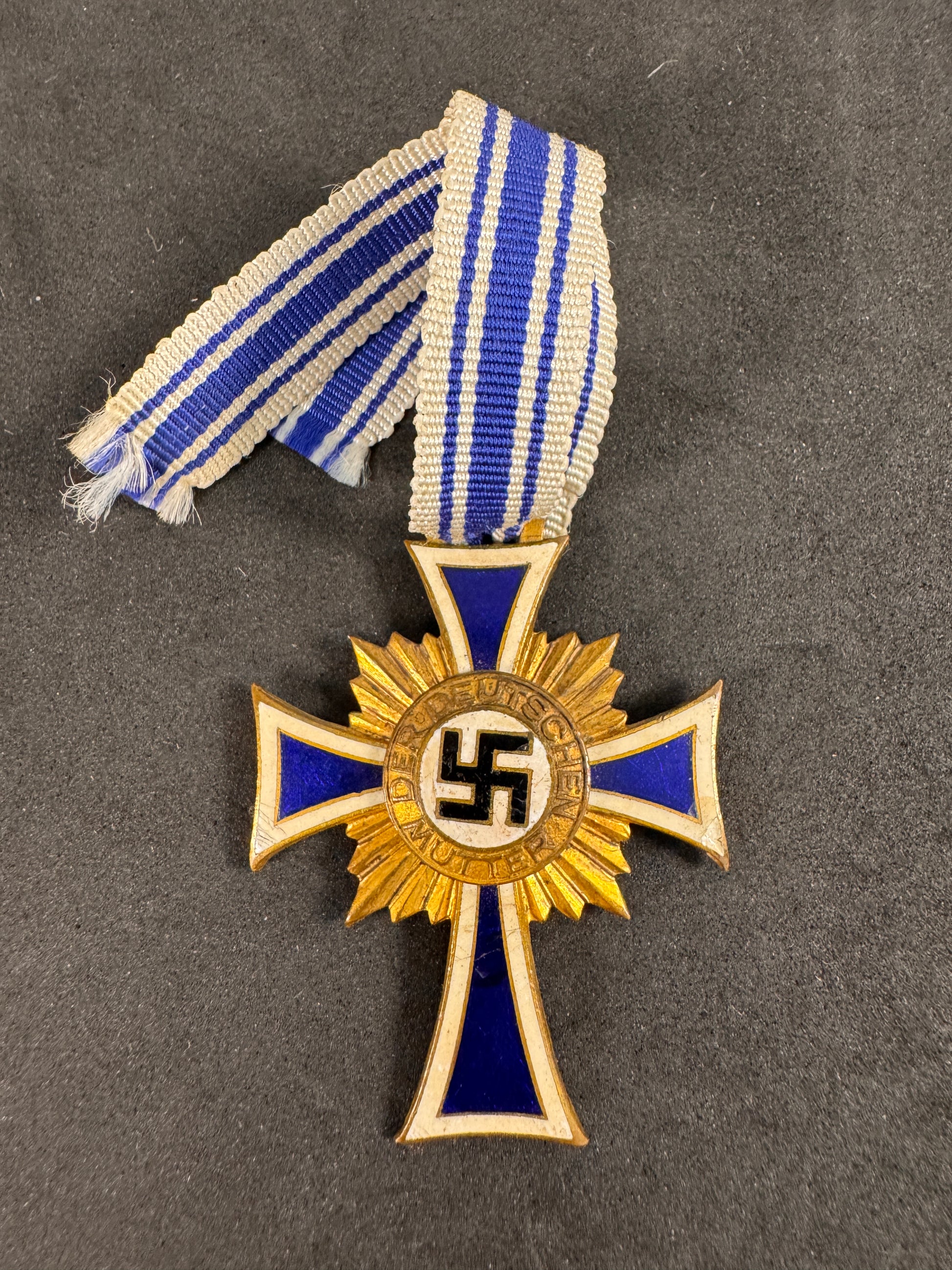 Photo 2 of WW2 German Mother's Cross in Gold - 1st Class Ehrenkreuz der Deutschen Mutter - collectible militaria item