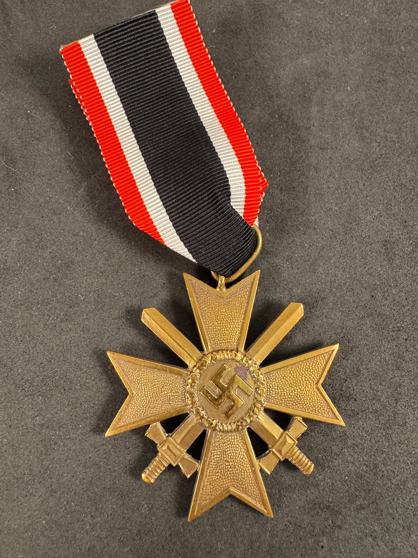 Photo 2 of WW2 German War Merit Cross 2nd Class with Swords (Kriegsverdienstkreuz 2. Klasse mit Schwertern) - collectibl
