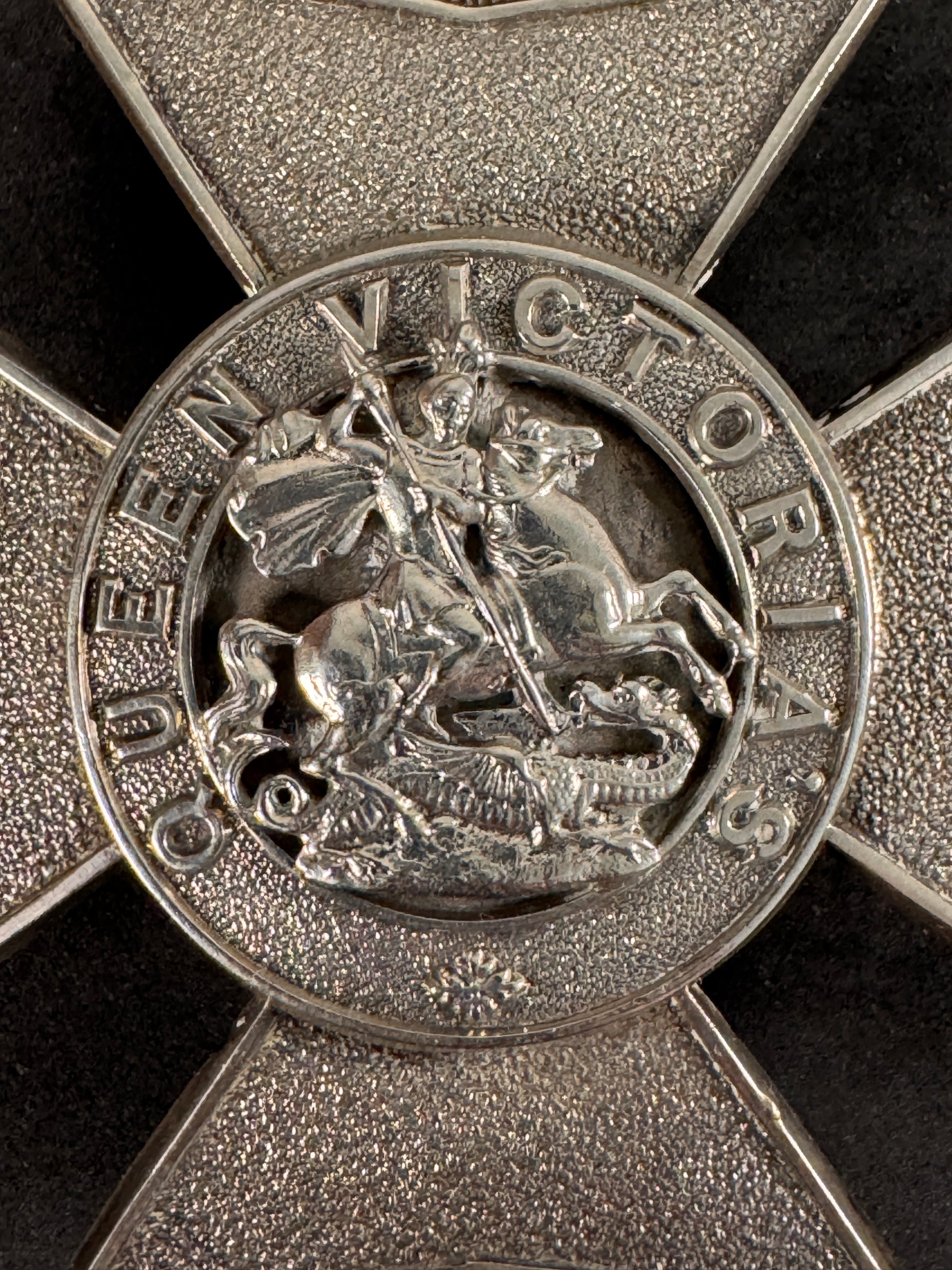 Photo 2 of Edwardian British Officer’s Belt Plate Badge - Queen Victoria’s Rifles - Hobson & Sons - collectible militari