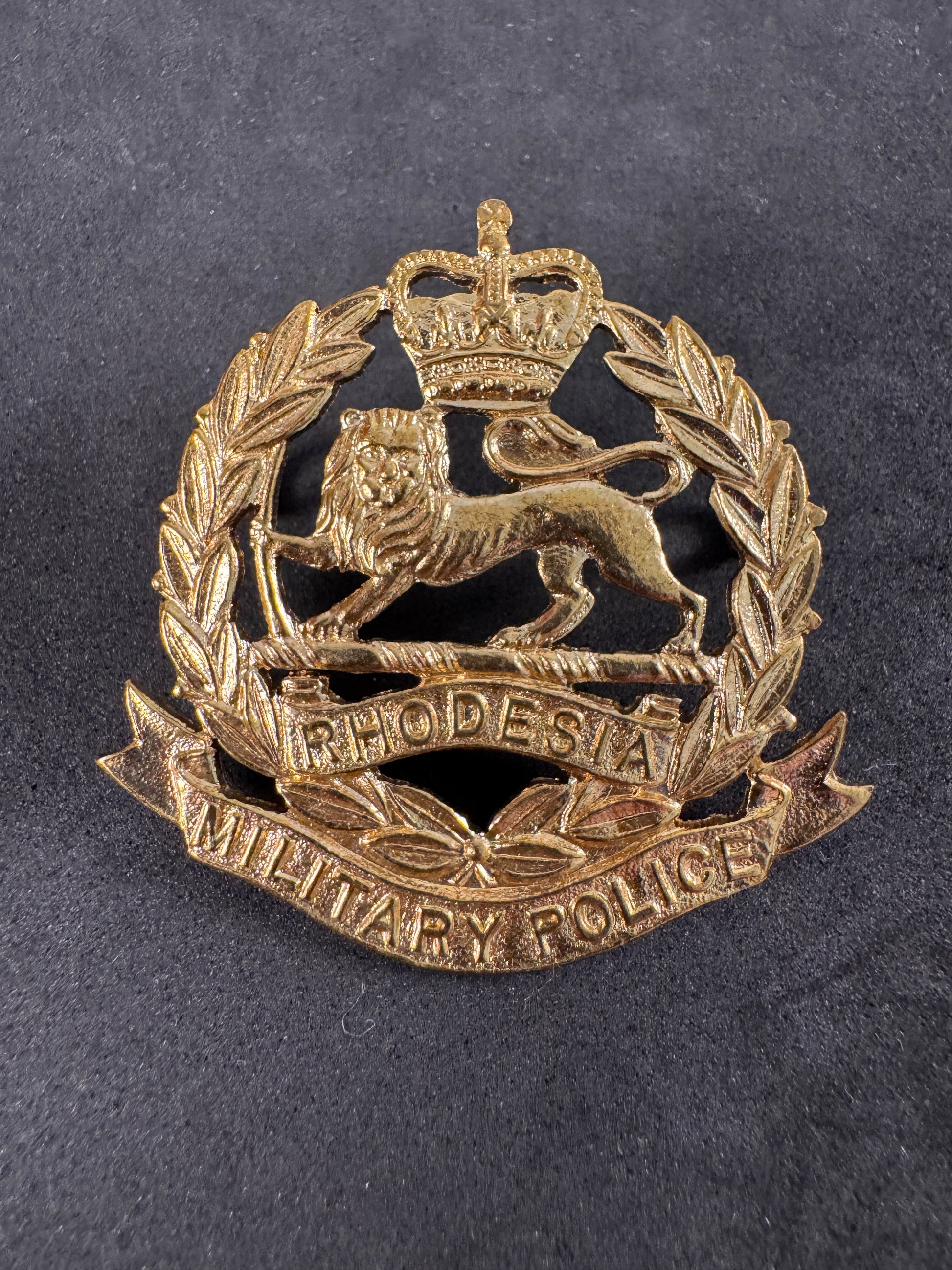 Photo 1 of Rhodesia Corps of Military Police Cap Badge 1965-1967 - collectible militaria item
