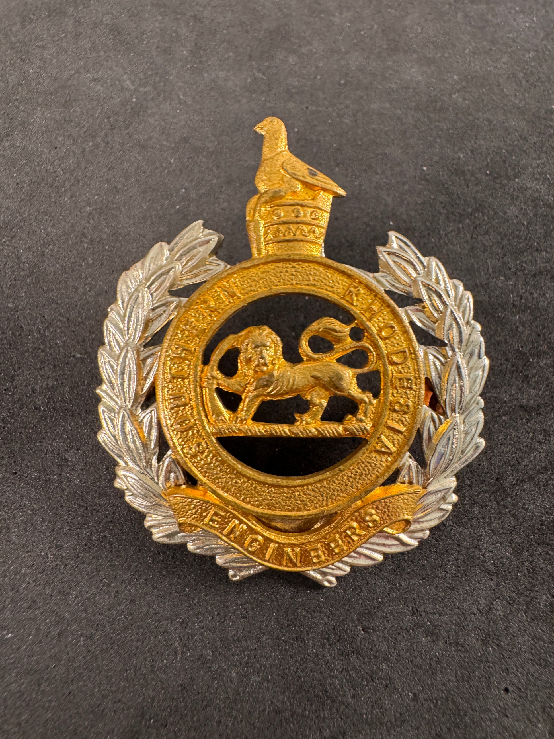 Photo 1 of Southern Rhodesia Engineers Cap Badge 1948-1956 - collectible militaria item