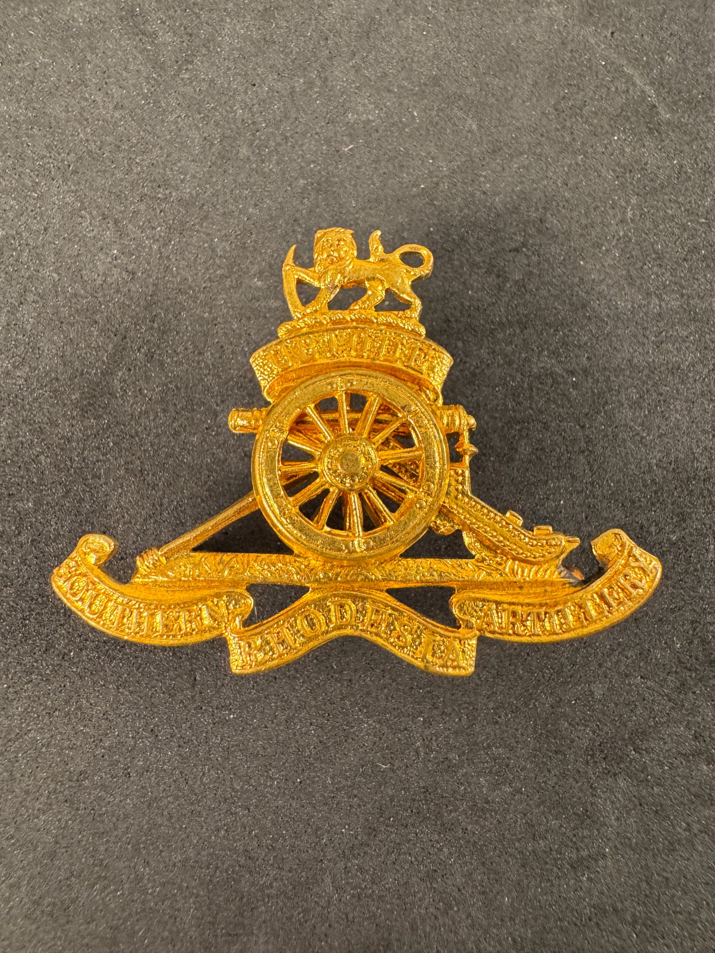 Photo 1 of Southern Rhodesia Artillery Cap Badge 1947-1990 - collectible militaria item