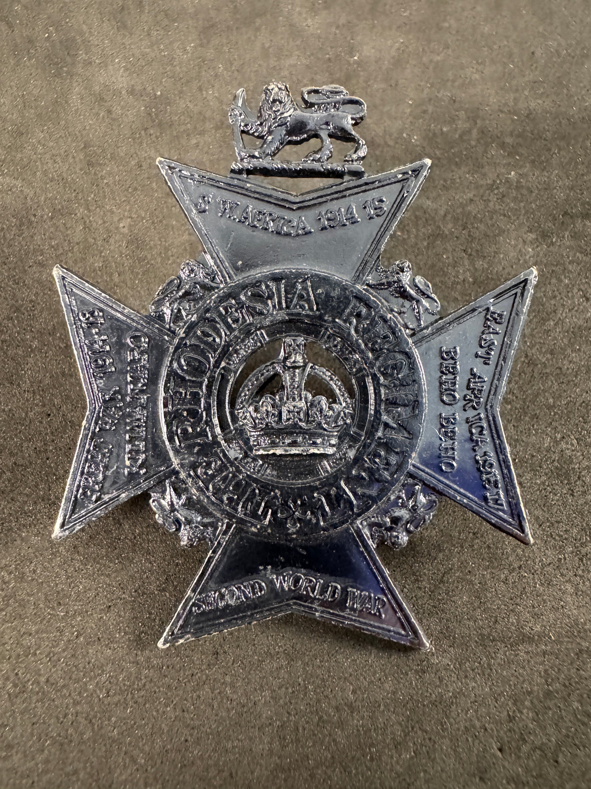 Photo 1 of The Rhodesia Regiment Darkened Cap Badge 1972-1980 - collectible militaria item