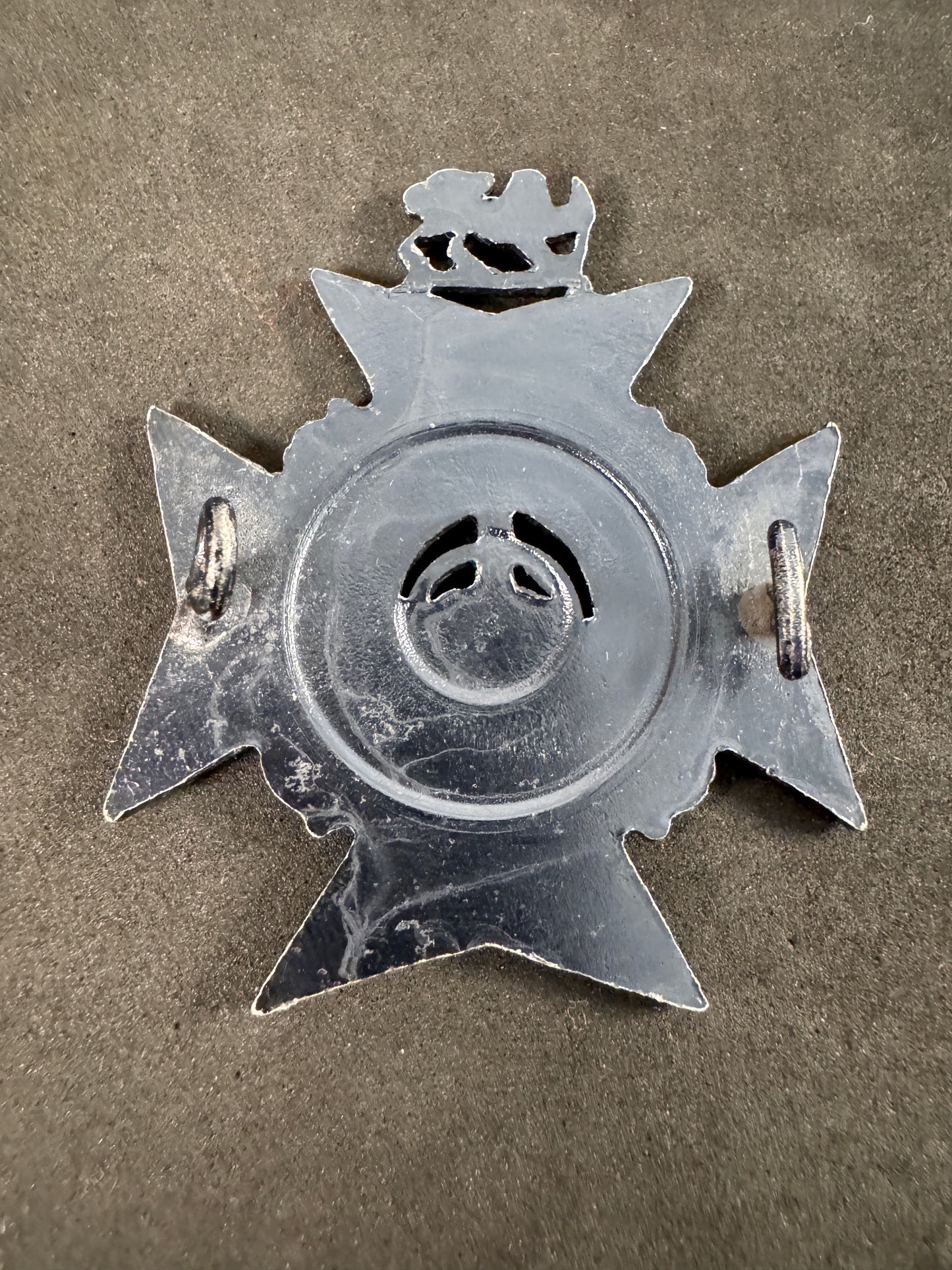 Photo 2 of The Rhodesia Regiment Darkened Cap Badge 1972-1980 - collectible militaria item
