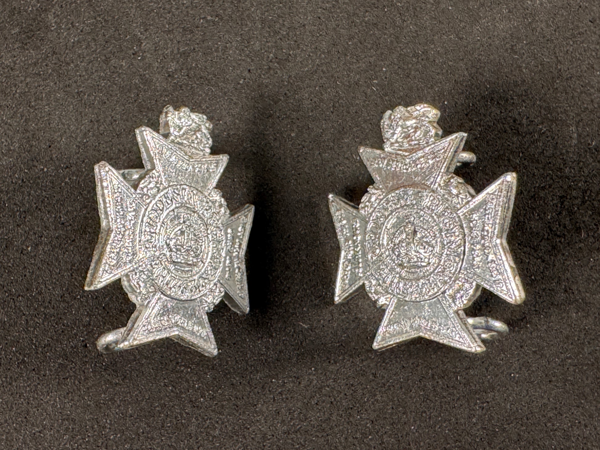 Photo 2 of The Rhodesia Regiment Chromed Cap Badge & Collar Badges 1972-1980 - collectible militaria item
