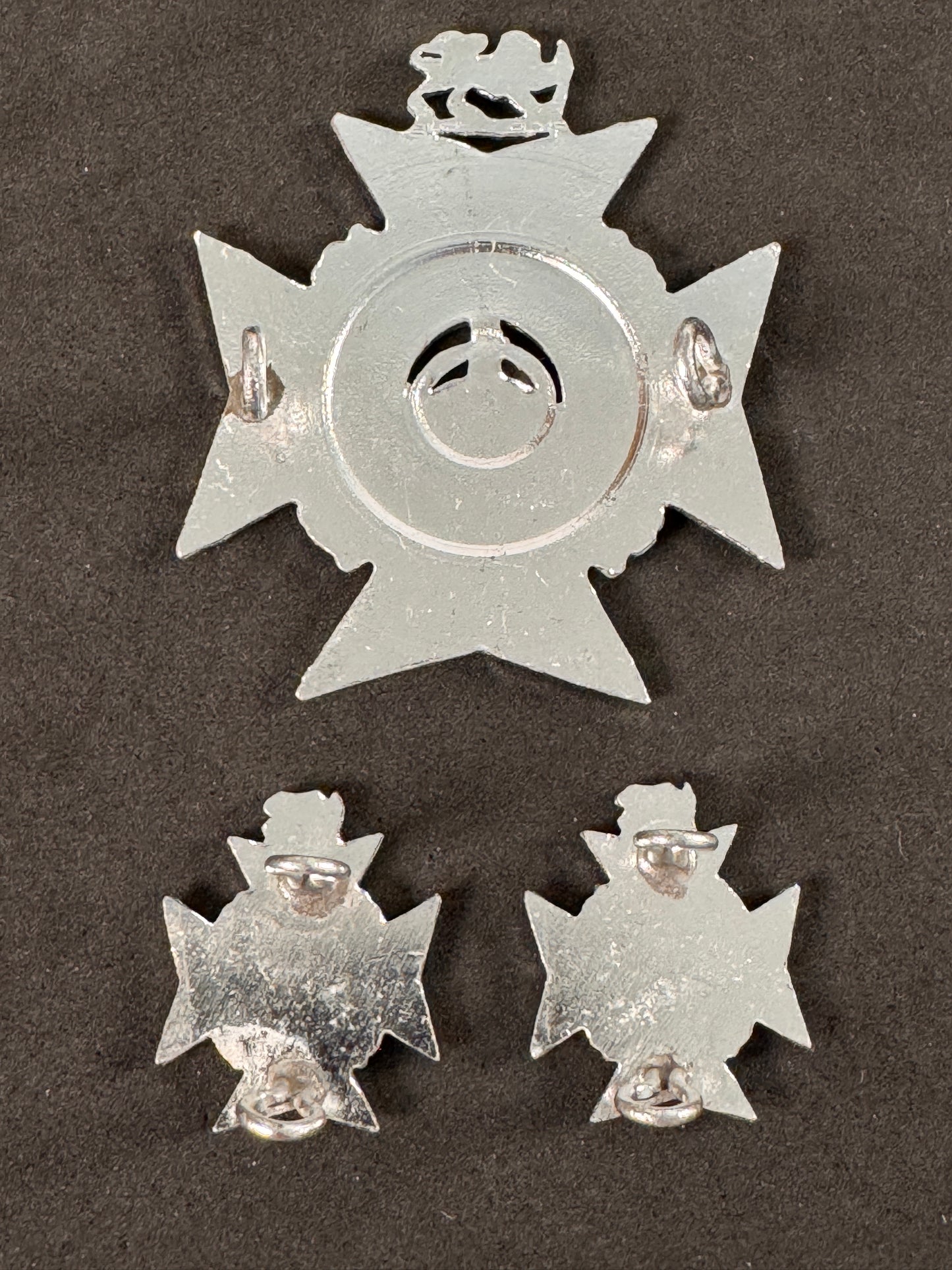 Photo 4 of The Rhodesia Regiment Chromed Cap Badge & Collar Badges 1972-1980 - collectible militaria item