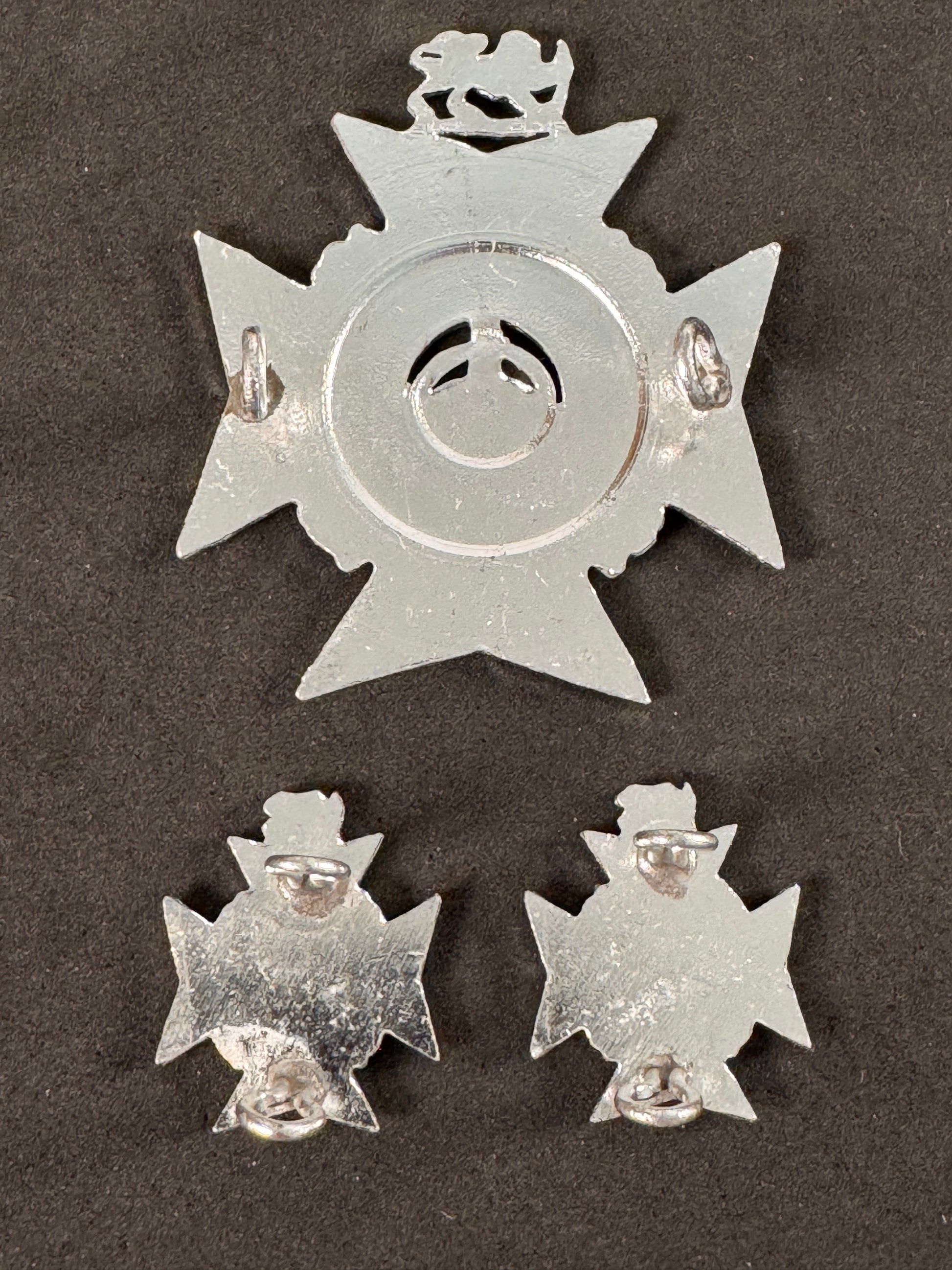 Photo 4 of The Rhodesia Regiment Chromed Cap Badge & Collar Badges 1972-1980 - collectible militaria item