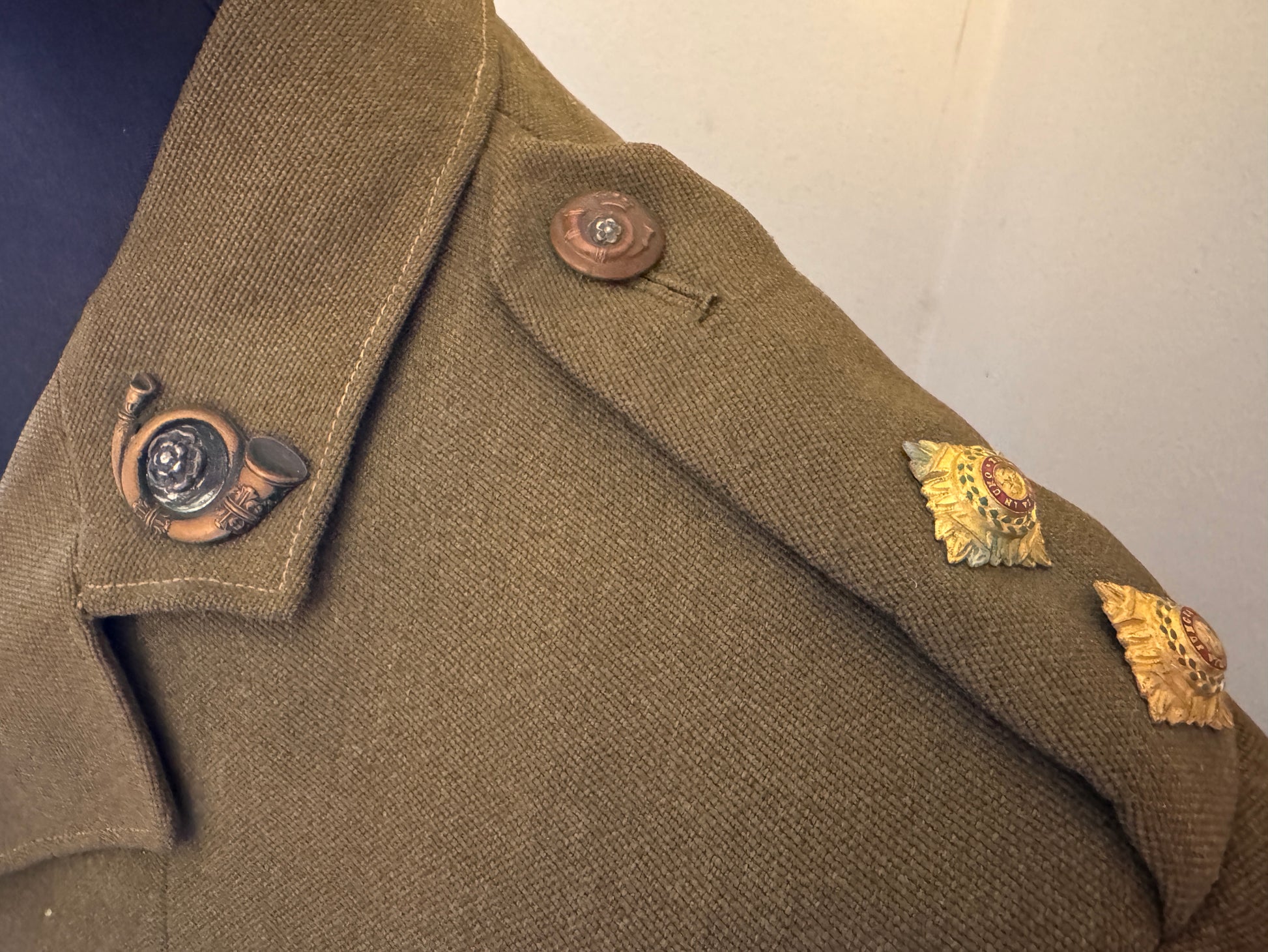 Photo 3 of WW2 British Army King's Own Yorkshire Light Infantry Officer's Uniform (KOYLI) - collectible militaria item
