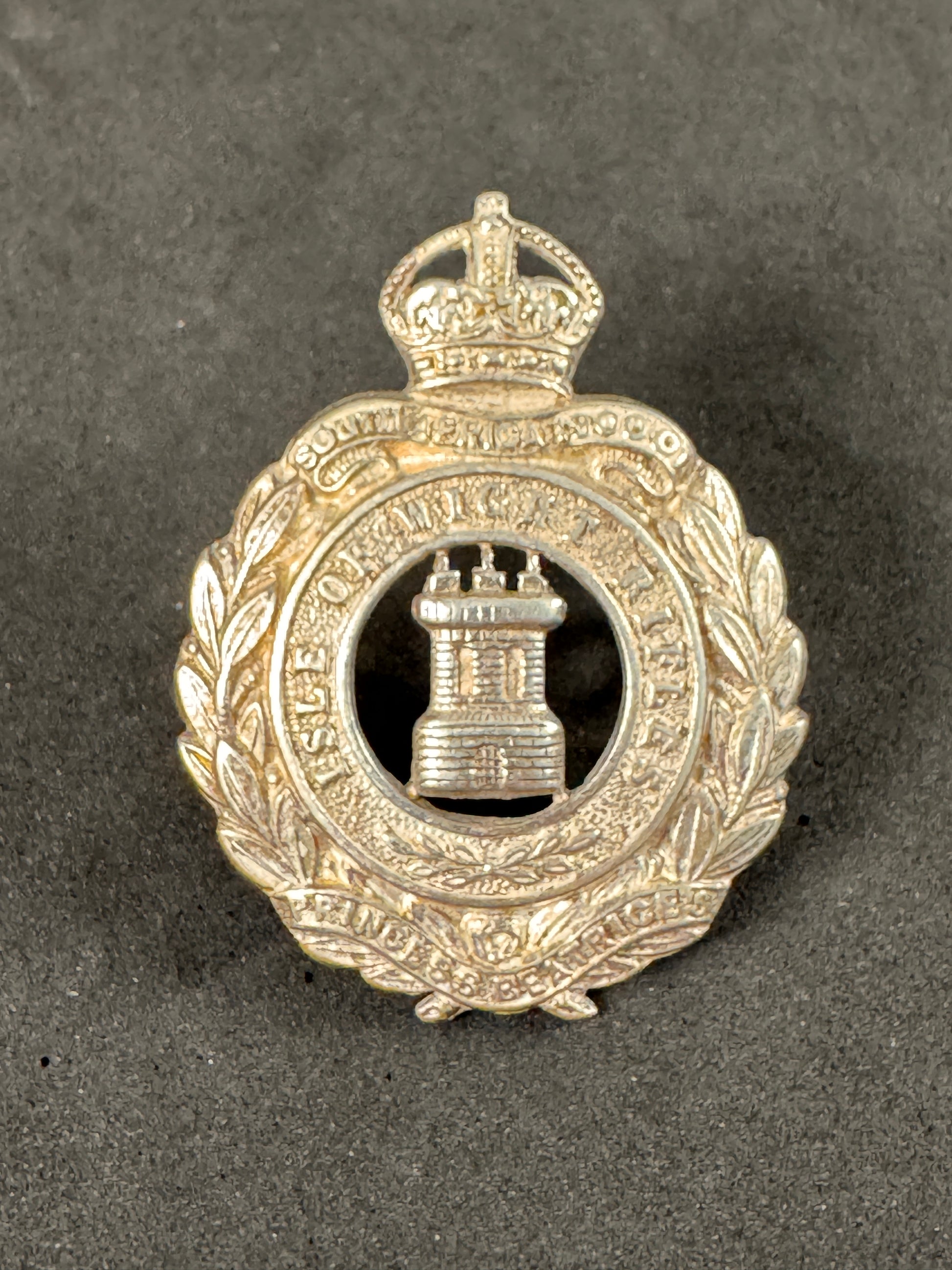 Photo 1 of WW1 British Army Isle of Wight Rifles Officer's Silver Cap Badge J&CO - collectible militaria item