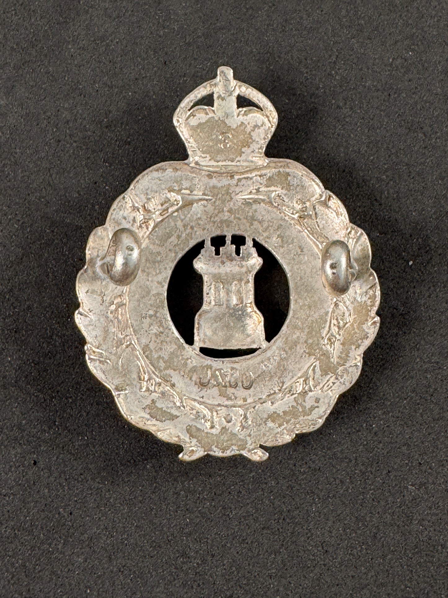 Photo 2 of WW1 British Army Isle of Wight Rifles Officer's Silver Cap Badge J&CO - collectible militaria item