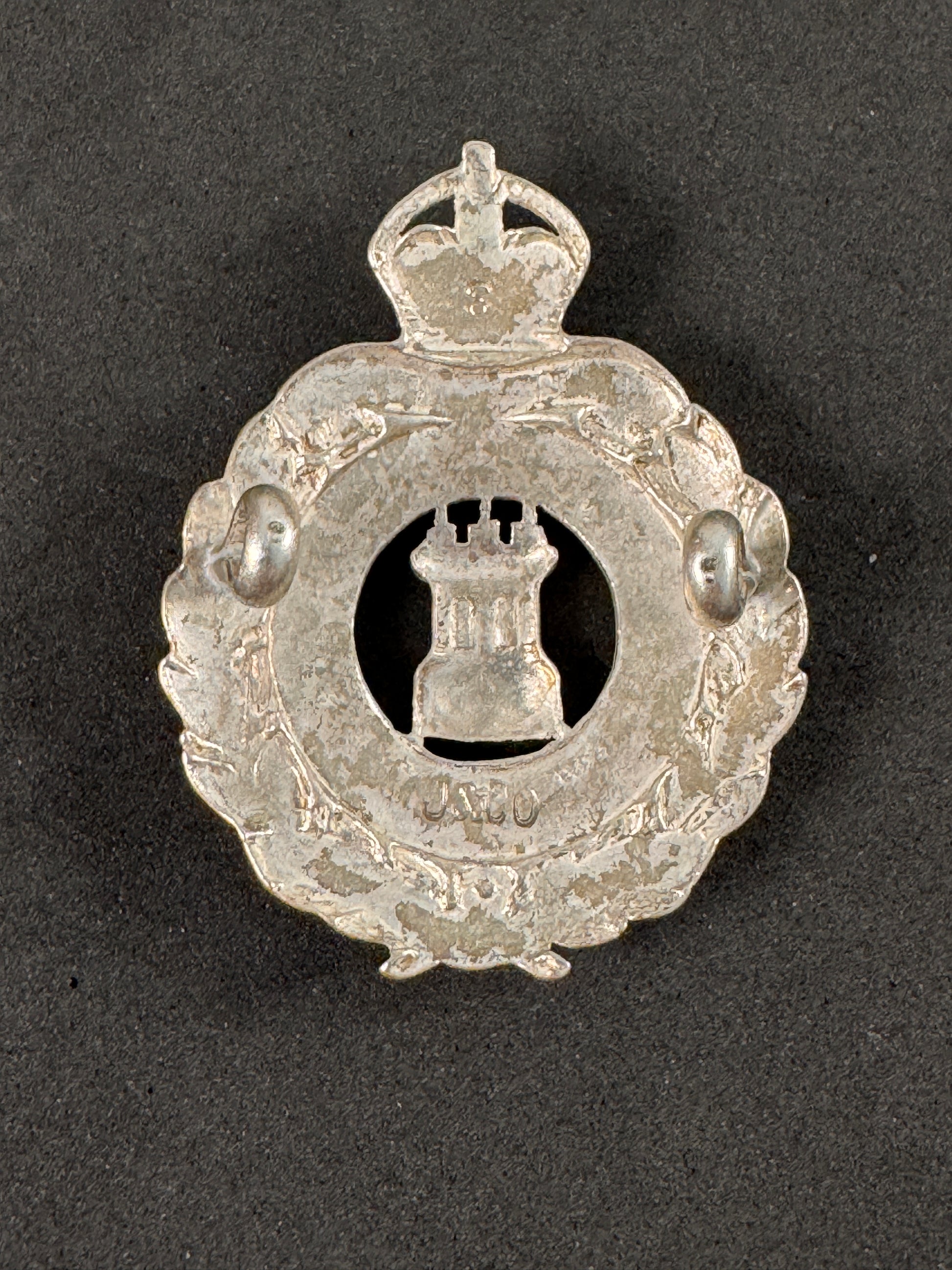 Photo 2 of WW1 British Army Isle of Wight Rifles Officer's Silver Cap Badge J&CO - collectible militaria item