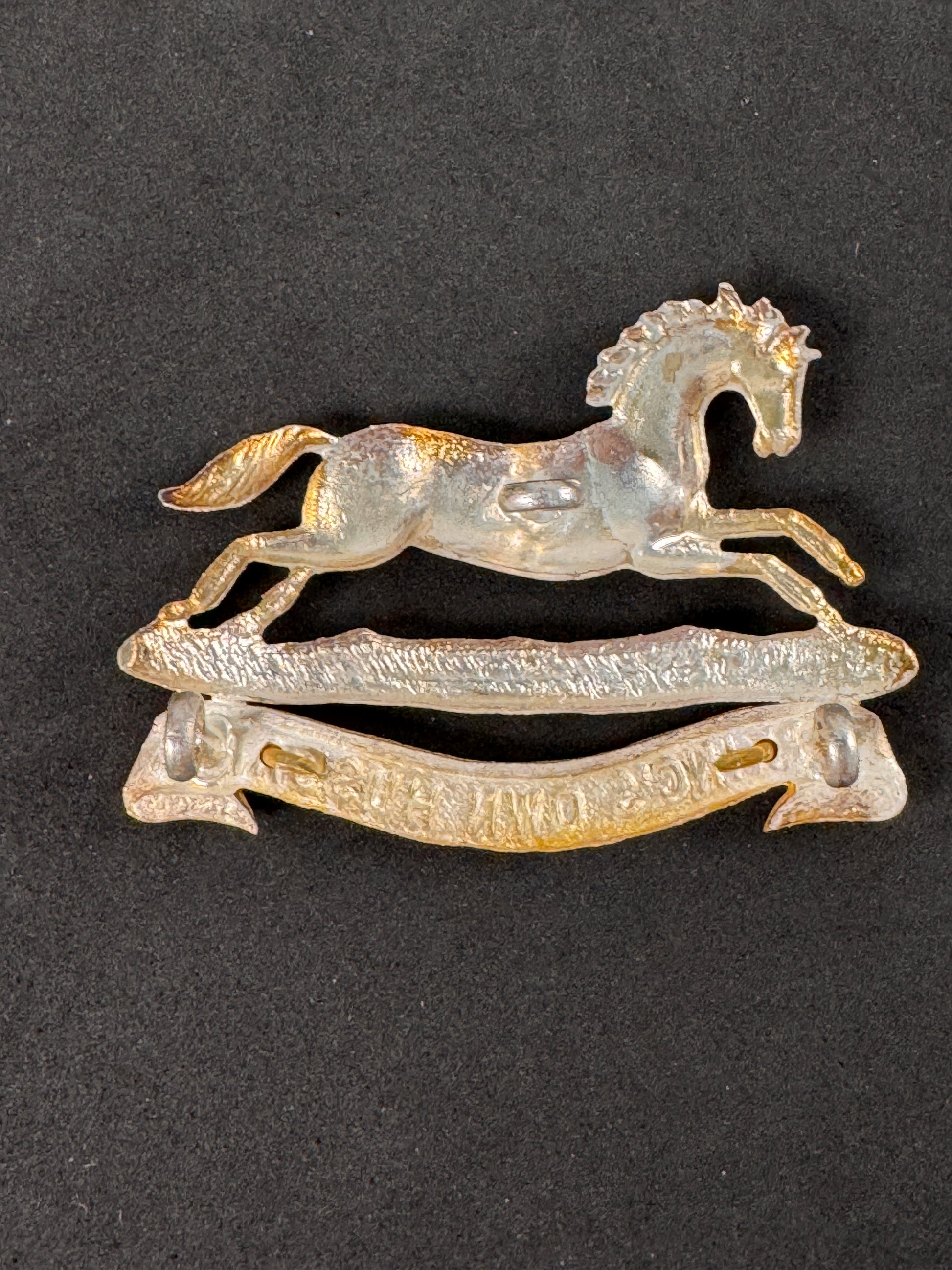 Photo 2 of WW1 British Army 3rd King's Own Hussars Officer's Silver/Gilt Cap Badge - collectible militaria item