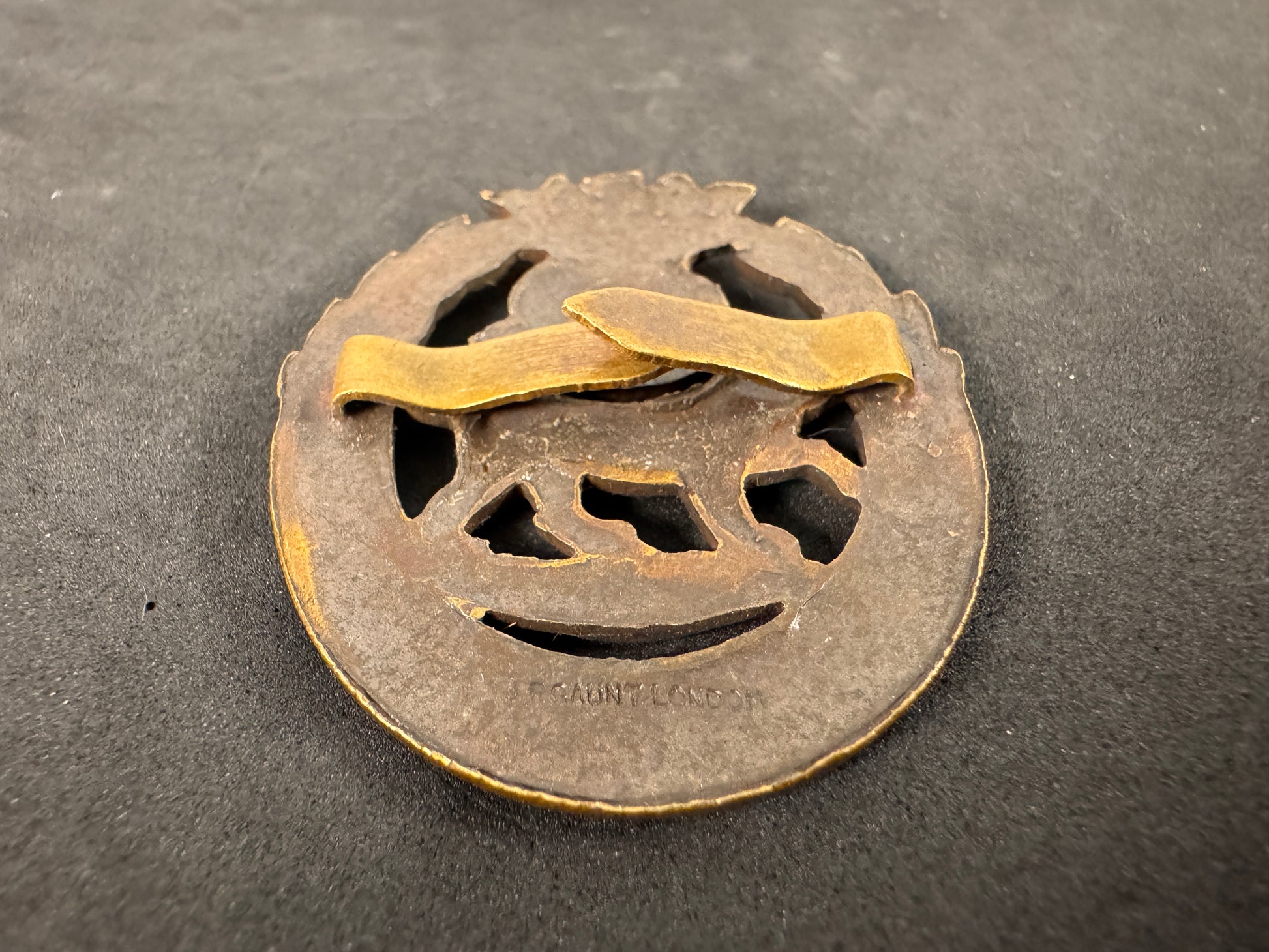 Photo 4 of WW1 British Army York and Lancaster Regiment Officer's Cap Badge GAUNT - collectible militaria item