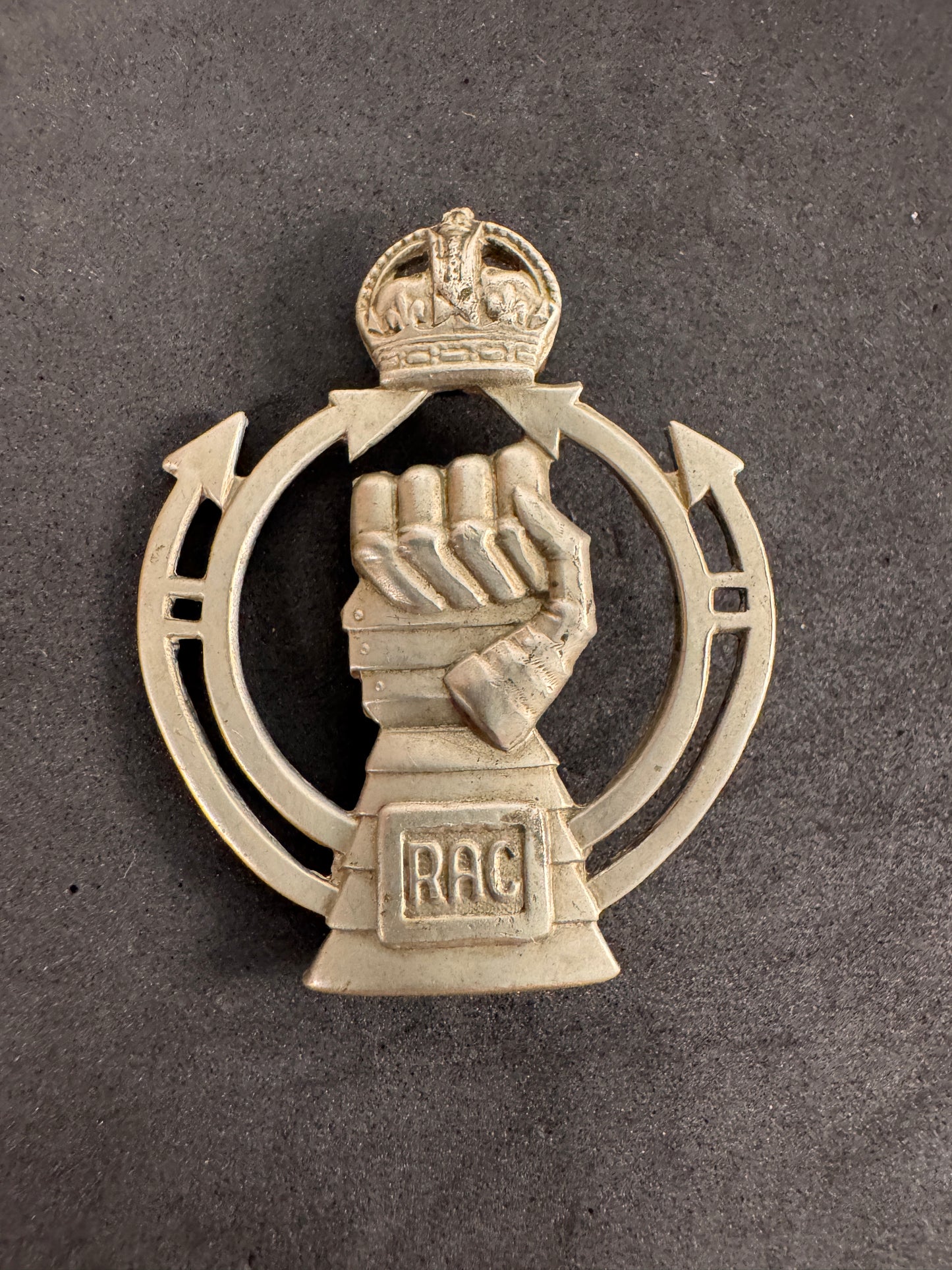Photo 1 of WW2 British Army Royal Armored Corps (RAC) Cap Badge - collectible militaria item
