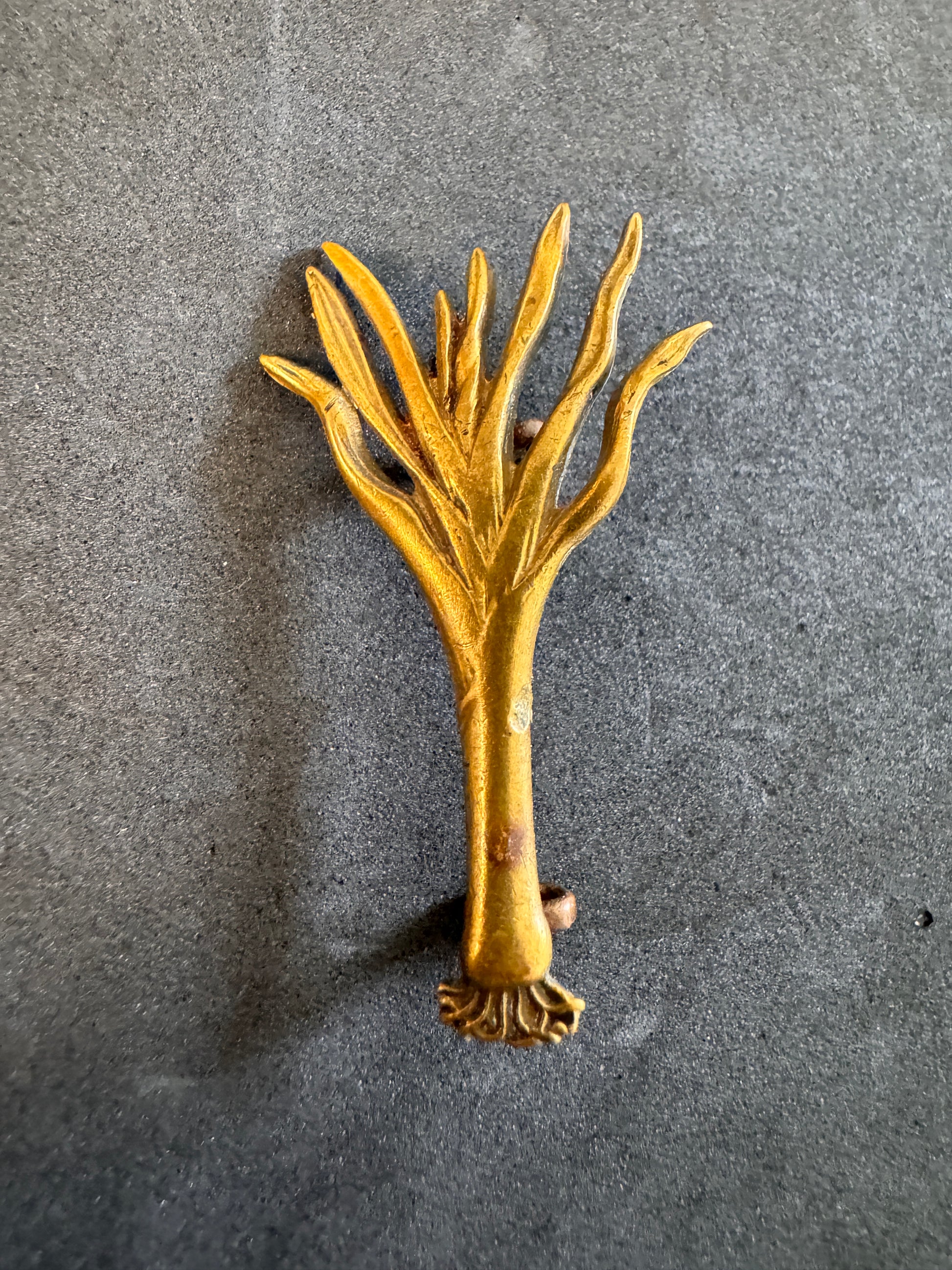 Photo 1 of WW2 British Army Welsh Guards Cap Badge - collectible militaria item