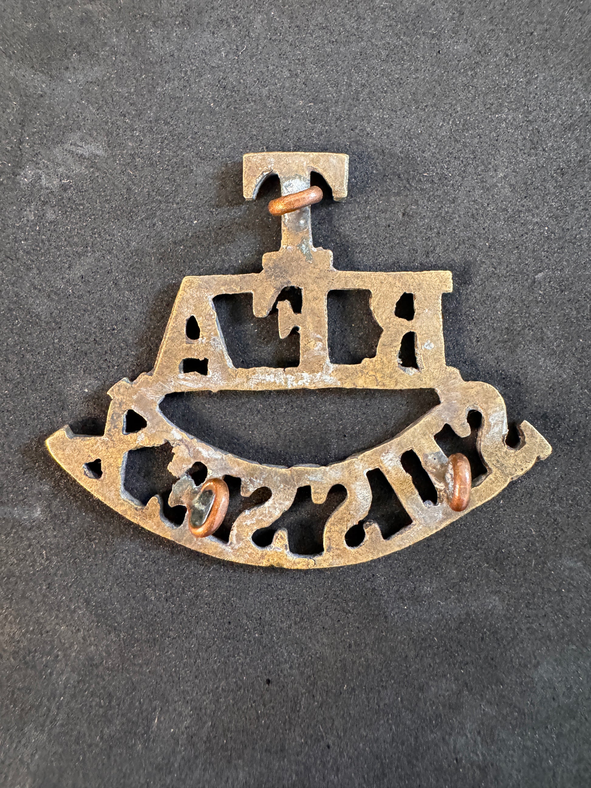 Image of product: ww1 british army t rfa sussex shoulder title badge