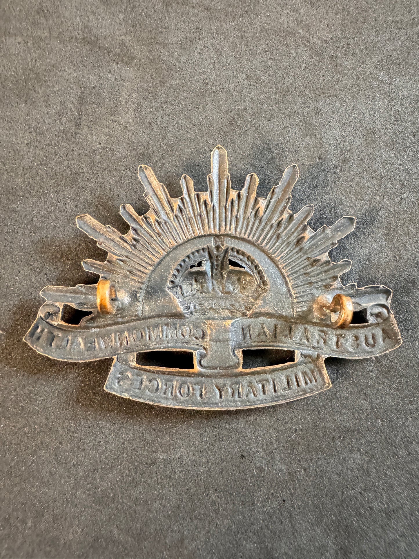 Image of product: australian commonwealth military forces rising sun cap badge