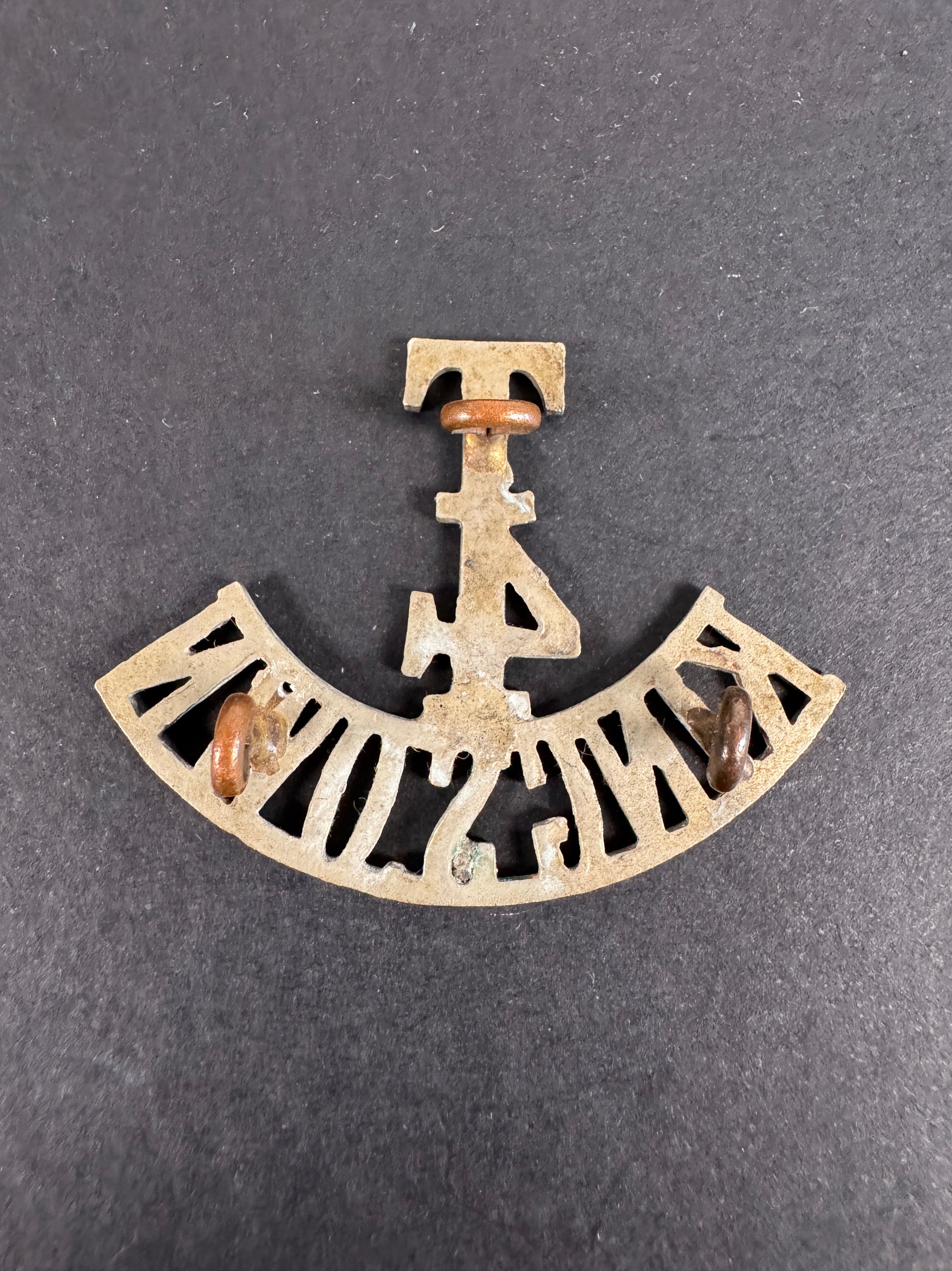 Image of product: ww1 british army t4 kings own regiment white metal shoulder title