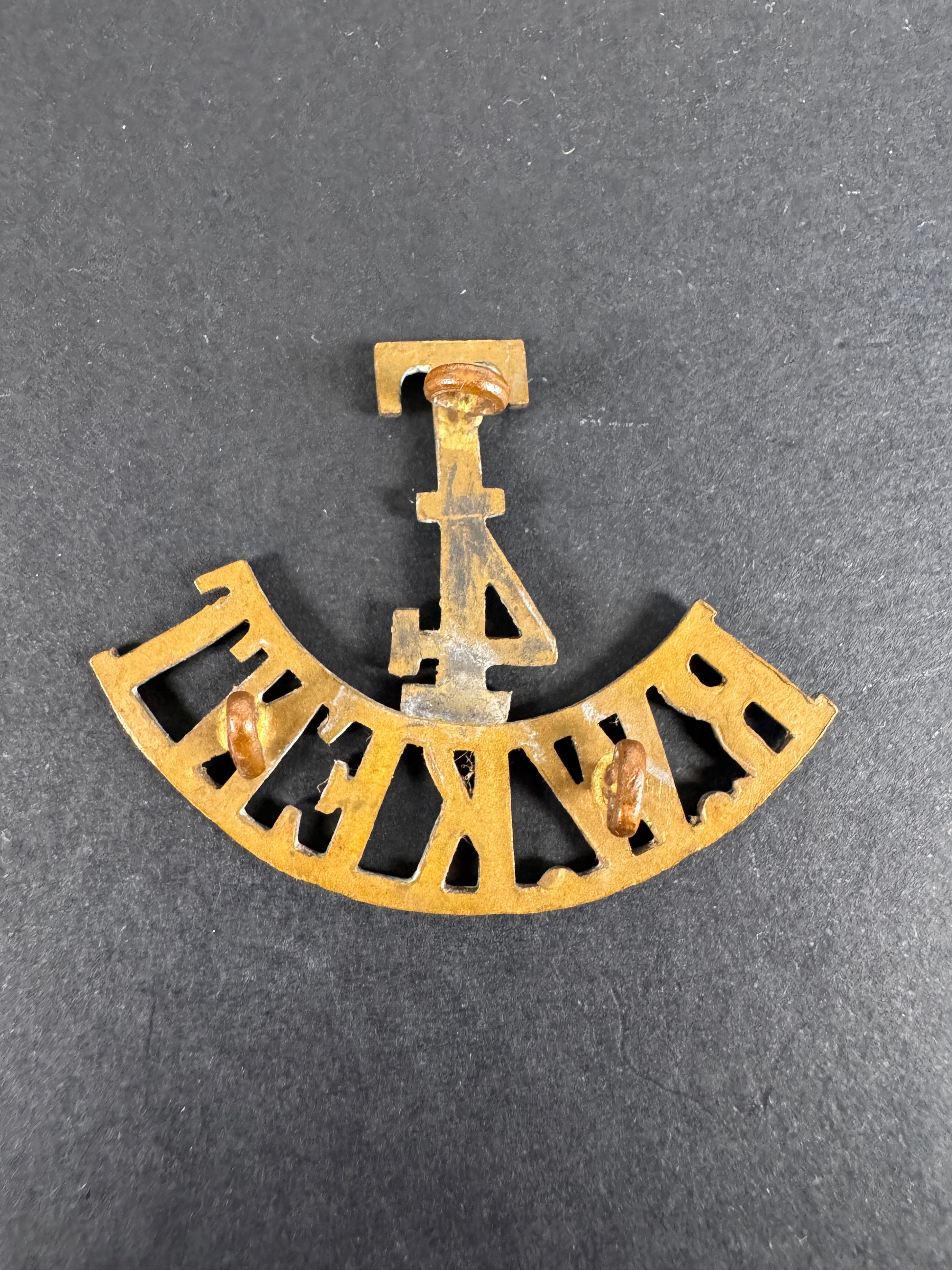 Image of product: ww1 british army t4 r w kent regiment brass shoulder title badge
