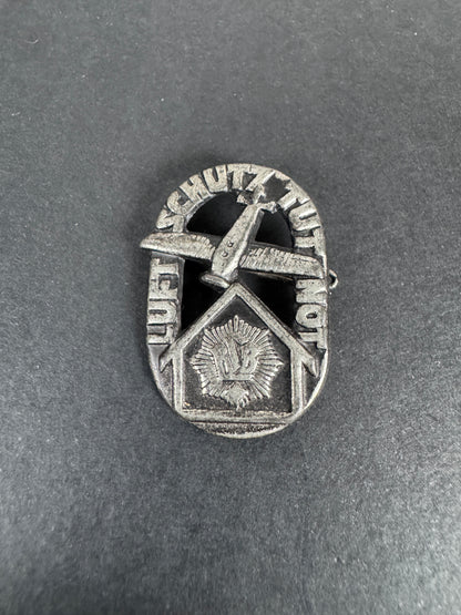 WW2 German "Luftschutz Tut Not" RLB Air Defence Tinnie Badge