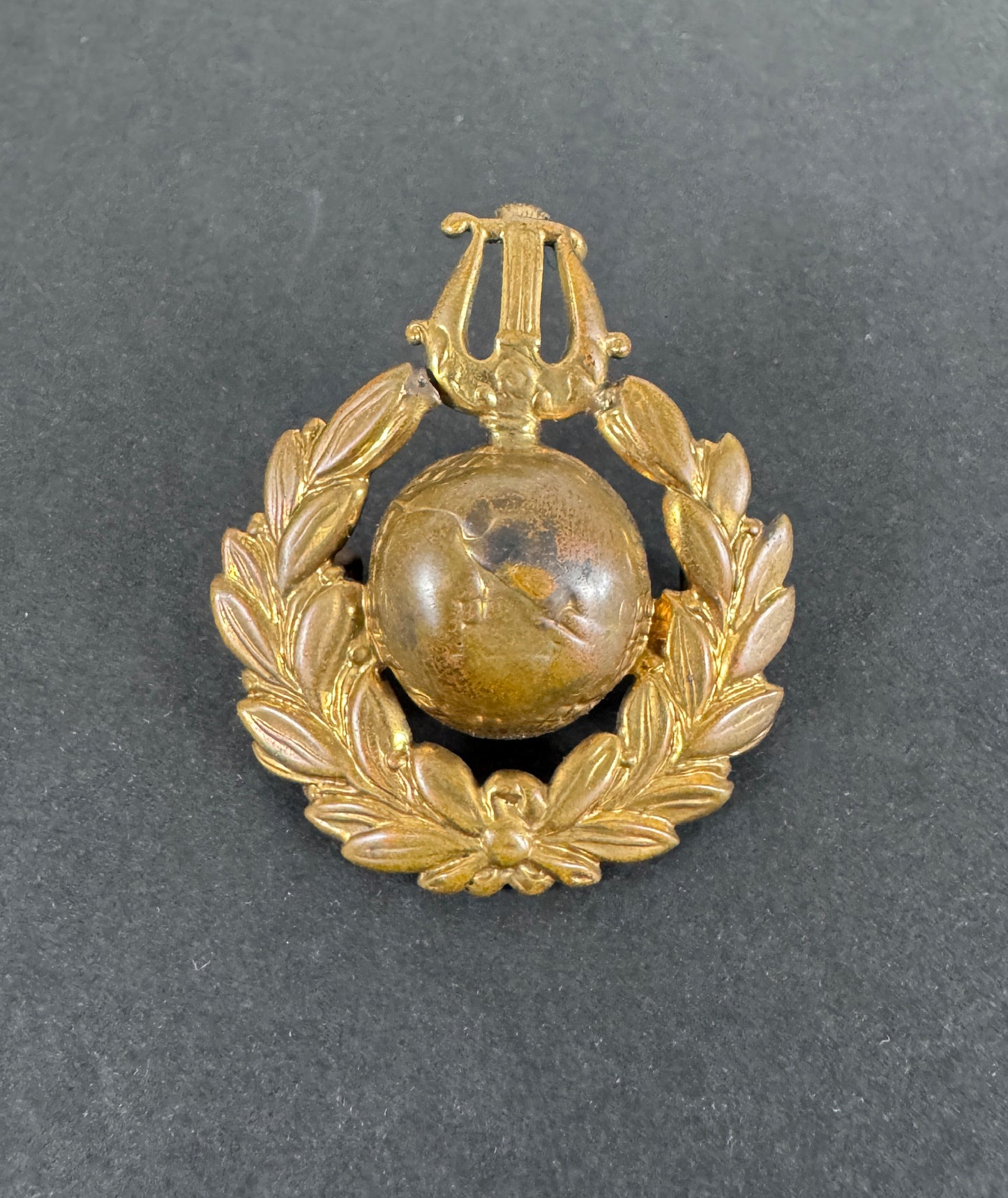 WW2 British Royal Navy School of Music Cap Badge