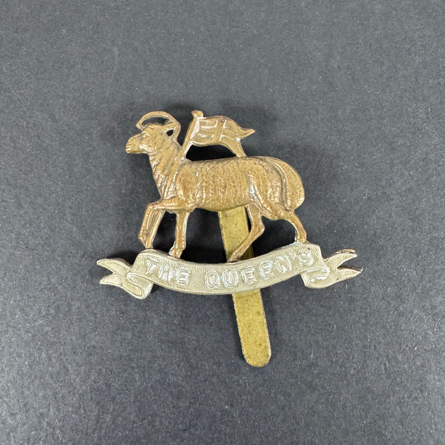 WW1 British Army Queen's Royal Regiment (West Surrey) Cap Badge