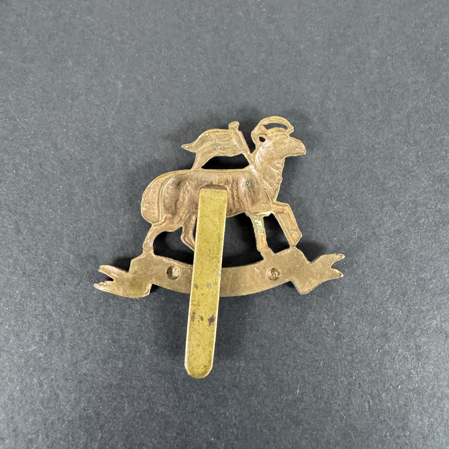 WW1 British Army Queen's Royal Regiment (West Surrey) Cap Badge
