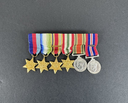 Medaglie in miniatura della campagna britannica Atlantic Star e dell'8a armata della seconda guerra mondiale