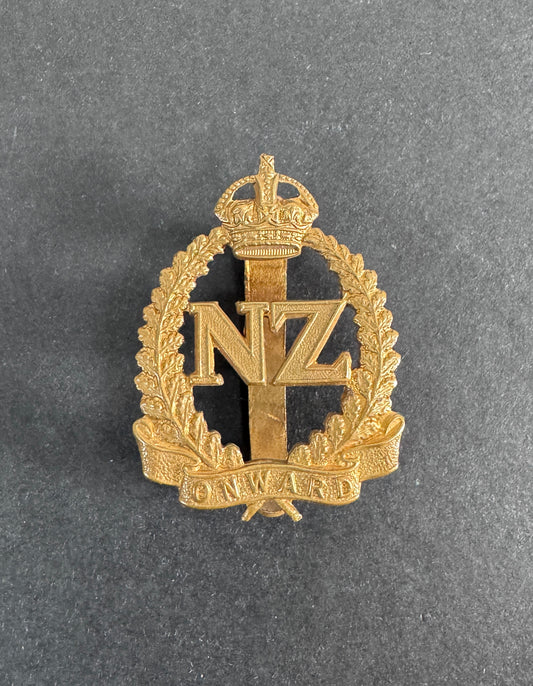 WW1 British Section NZ Expeditionary Force 'Onward' Cap Badge