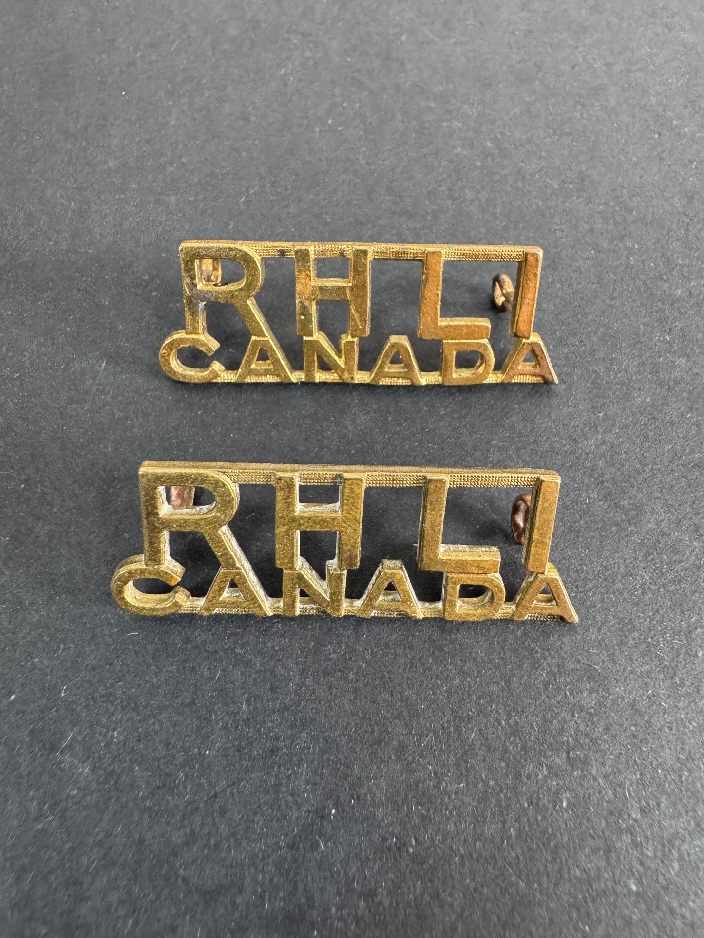 WW2 Royal Hamilton Light Infantry of Canada Shoulder Title Badges (Pair)
