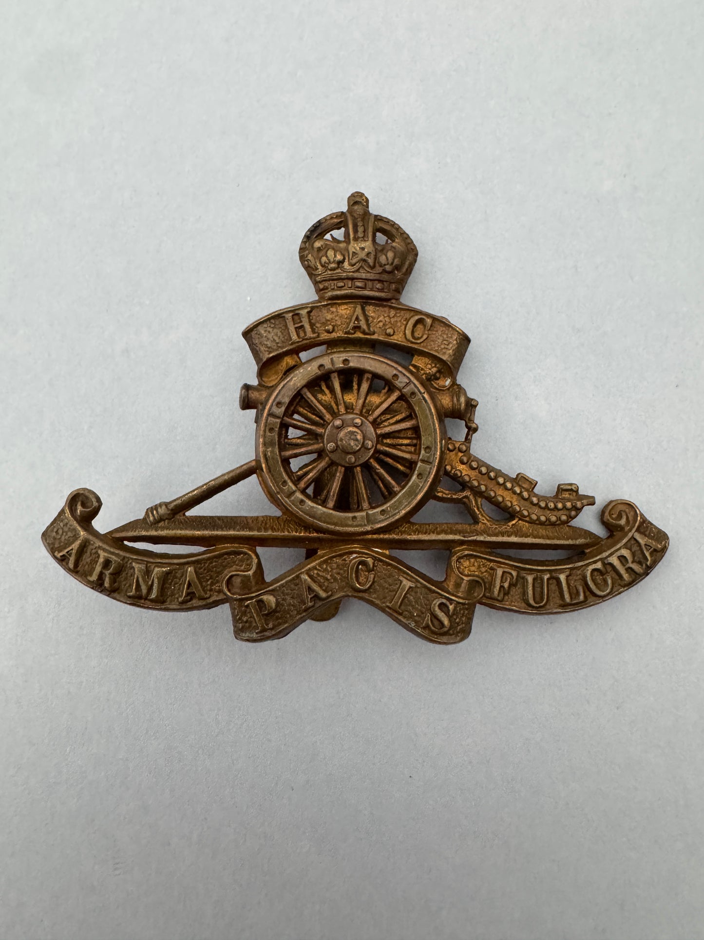 British Army Honourable Artillery Company (HAC) Cap Badge – An original British Army cap badge of the Honourable Artillery...