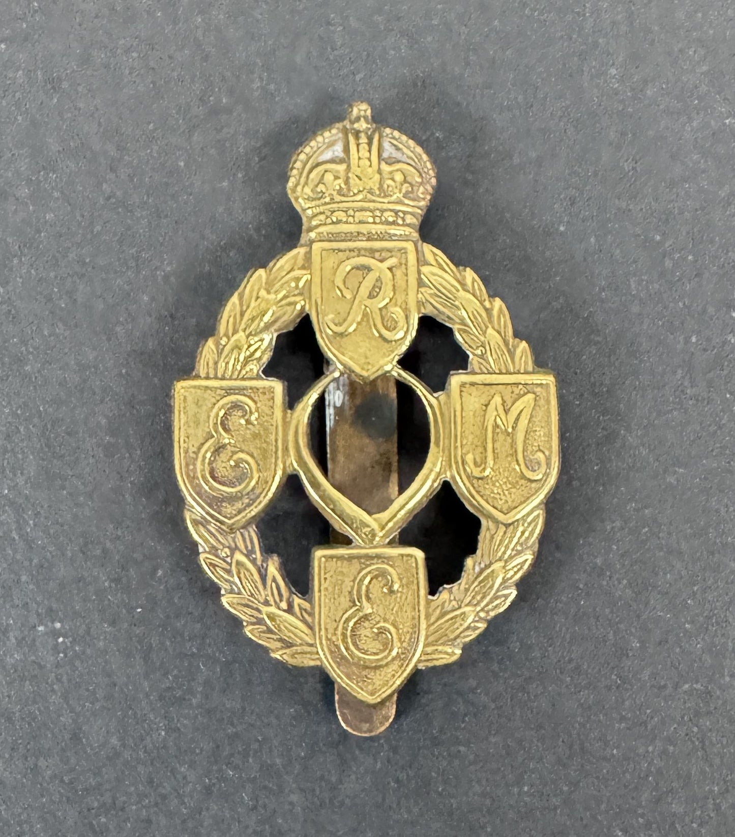 WW2 British Army Royal Mechanical and Electrical Engineers (REME) Cap Badge