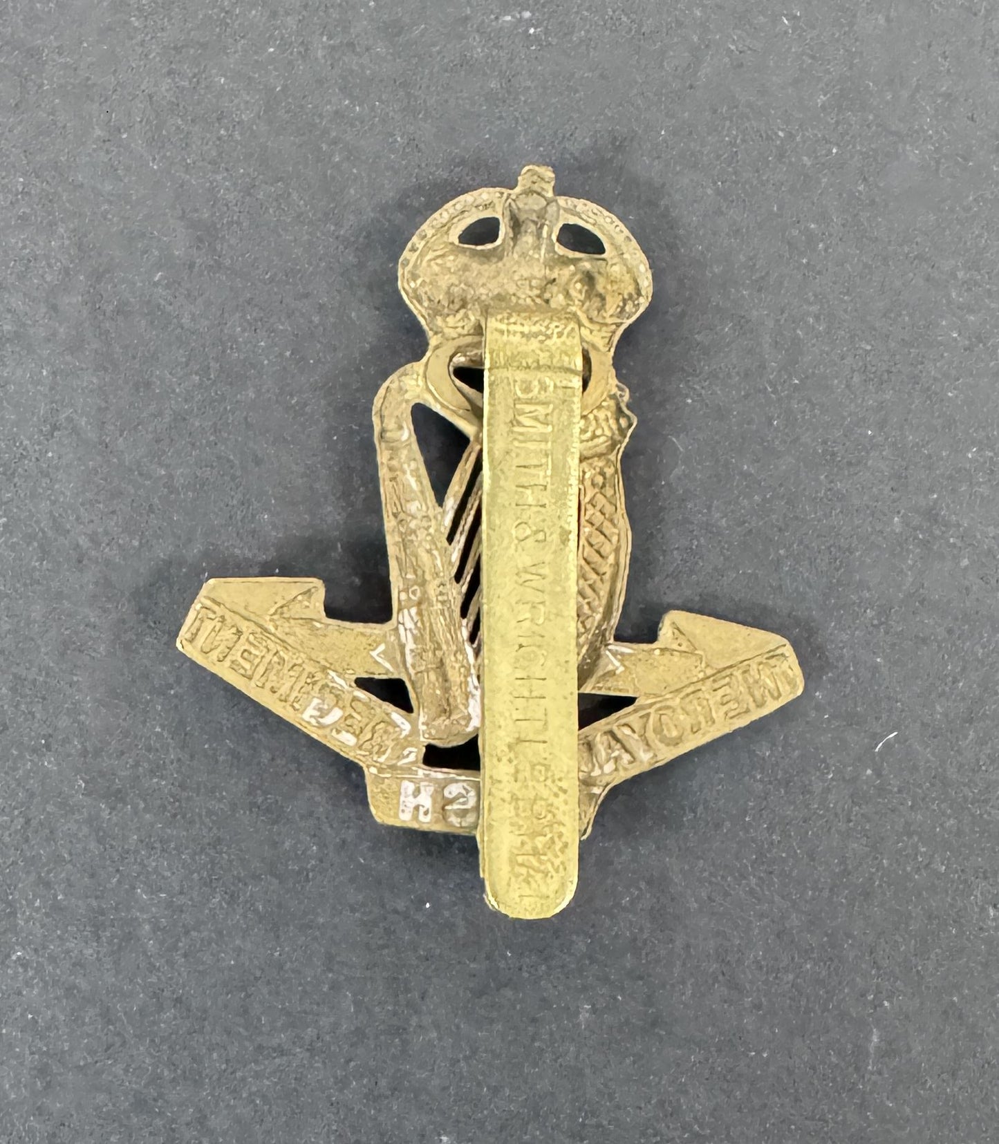 WW1 British Army Royal Irish Regiment Cap Badge SMITH & WRIGHT